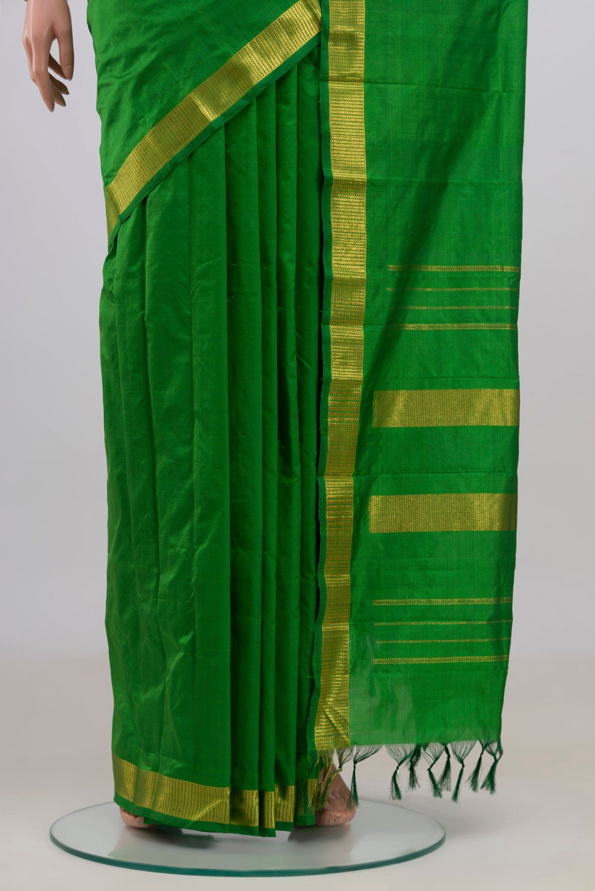 Pleats and pallu of Pure Silk Green Kanjivaram Saree with Plain Body and Zari Border. 
