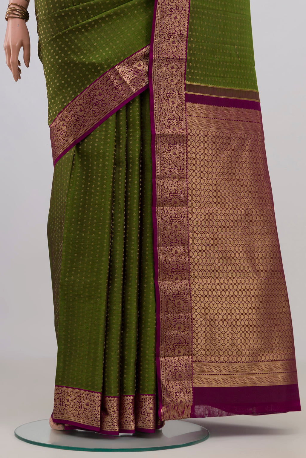 Pleats and pallu of Pure Silk Mehandi Green Kanchipuram Saree with Zari Butta on the body and Zari Border. 