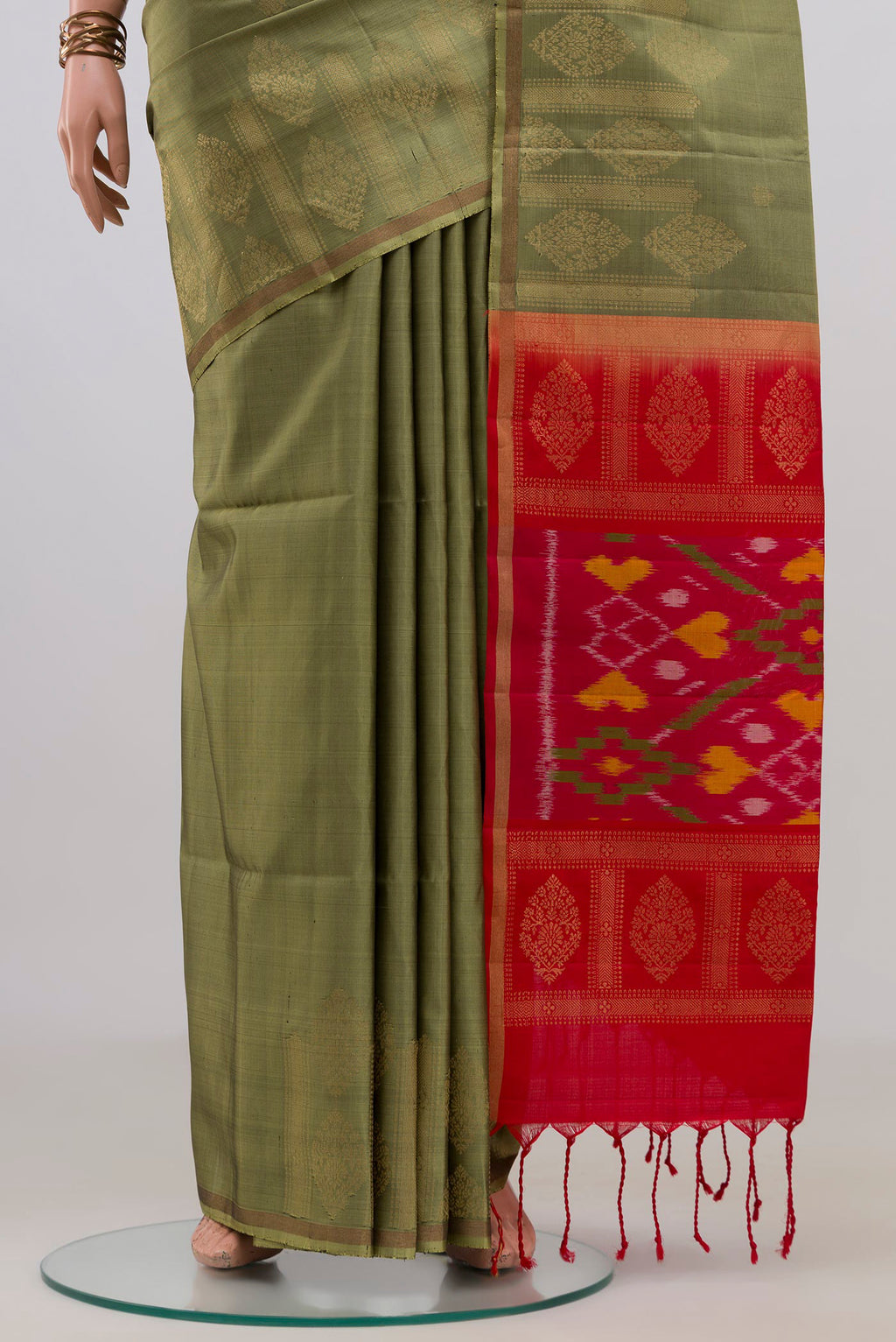 Pleats and pallu of Pure Silk Mehandi Green Soft Saree with Zari Butta on the body and Thin Zari Line. 