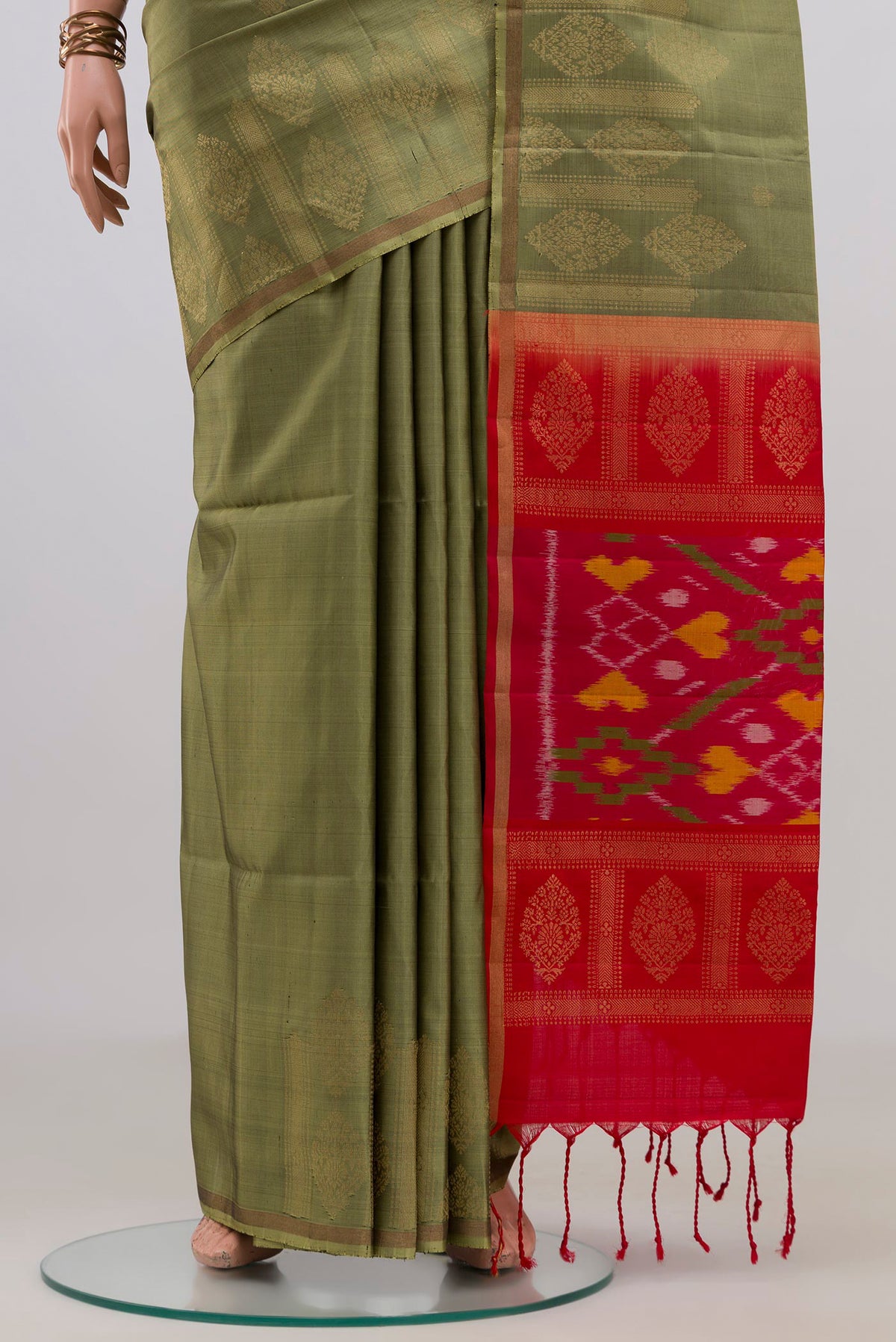Pleats and pallu of Pure Silk Mehandi Green Soft Saree with Zari Butta on the body and Thin Zari Line. 