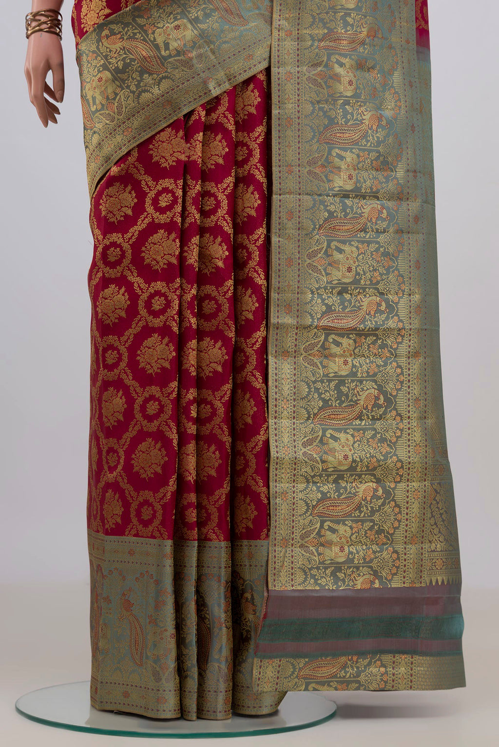 Pleats and pallu of Pure Silk Maroon Kanchipuram Saree with Zari Brocade on the body and Fancy Border. 