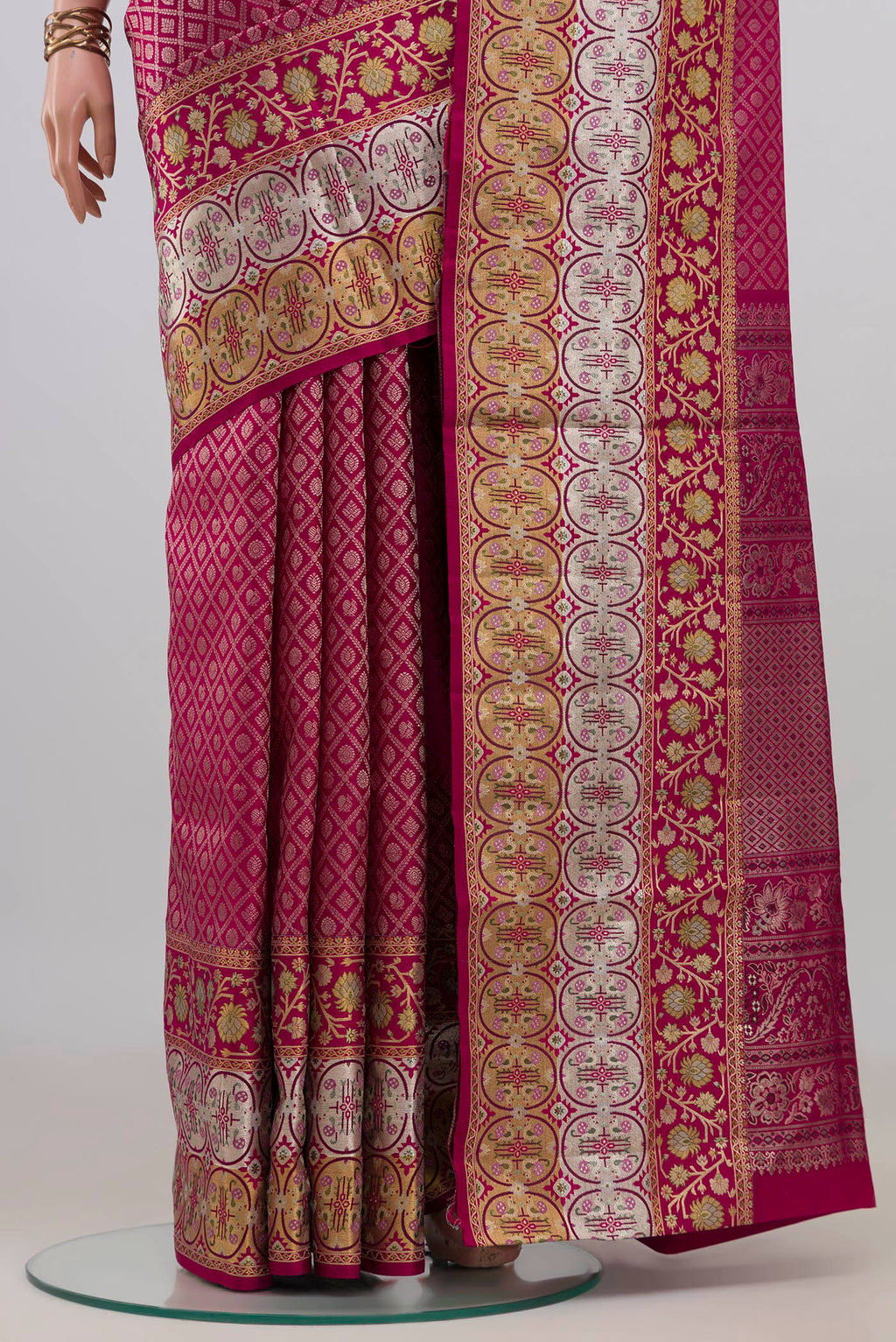Pleats and pallu of Pure Silk Dark Pink Kanchipuram Saree with Zari Brocade on the body and Fancy Border. 