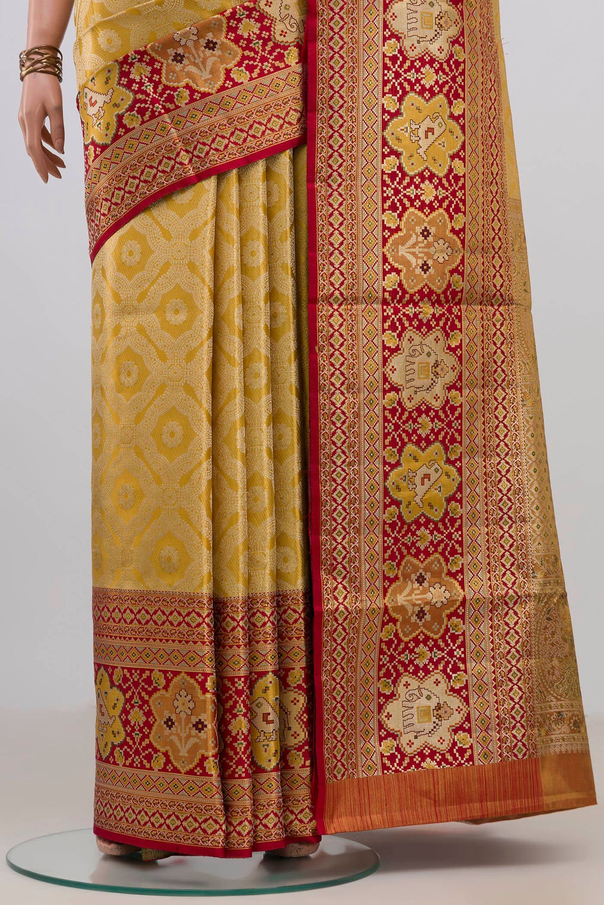 Pleats and pallu of Golden Dual Tone Kanchipuram Tissue Saree with Zari Brocade on the body and Fancy Border. 
