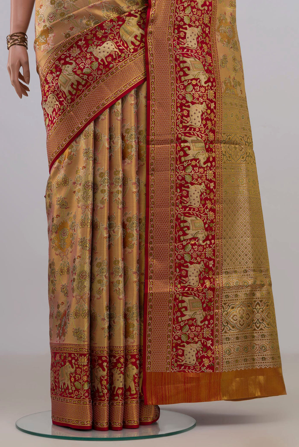 Pleats and pallu of Peach Dual Tone Kanchipuram Saree with Zari Brocade on the body and Fancy Border. 