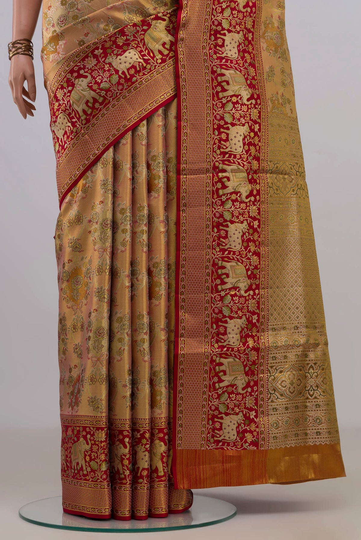 Pleats and pallu of Peach Dual Tone Kanchipuram Saree with Zari Brocade on the body and Fancy Border. 