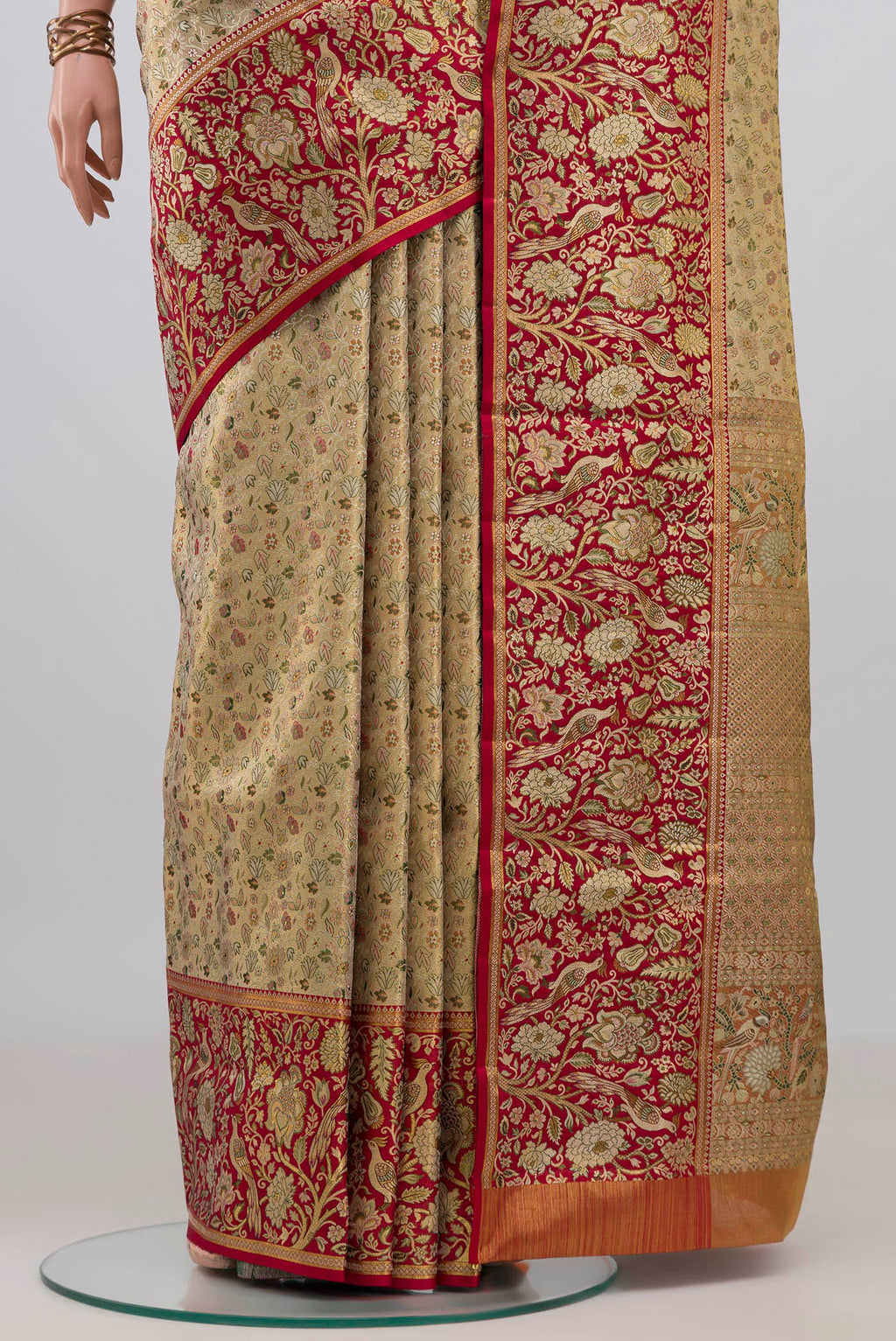 Pleats and pallu of Gold Kanchipuram Tissue Saree with Zari Brocade on the body and Zari Border. 