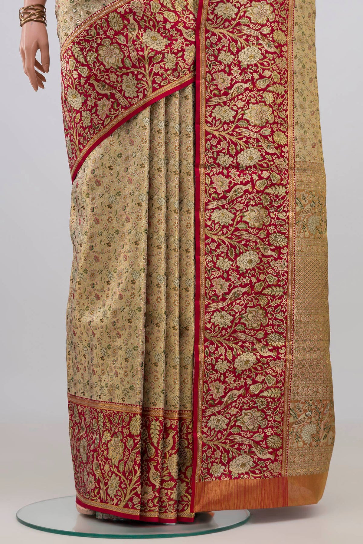 Pleats and pallu of Gold Kanchipuram Tissue Saree with Zari Brocade on the body and Zari Border. 