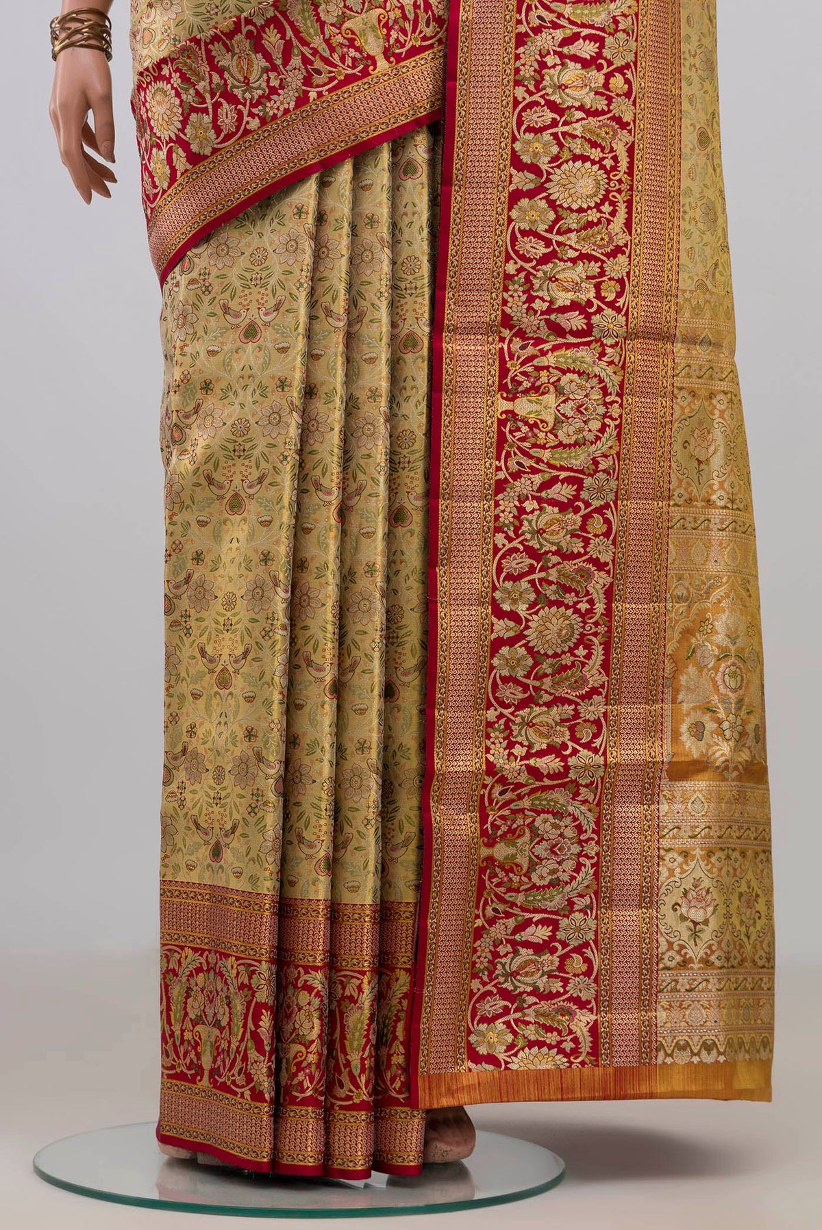 Pleats and pallu of Golden Dual Tone Kanchipuram Tissue Saree with Zari Brocade on the body and Fancy Border. 