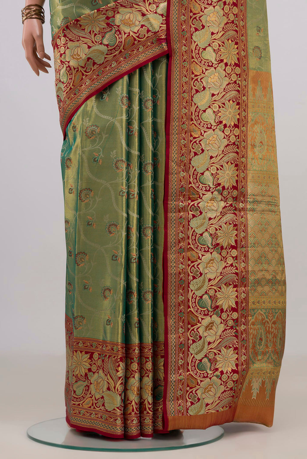 Pleats and pallu of Green Dual Tone Kanjivaram Tissue Saree with Zari Brocade on the body and Fancy Border. 