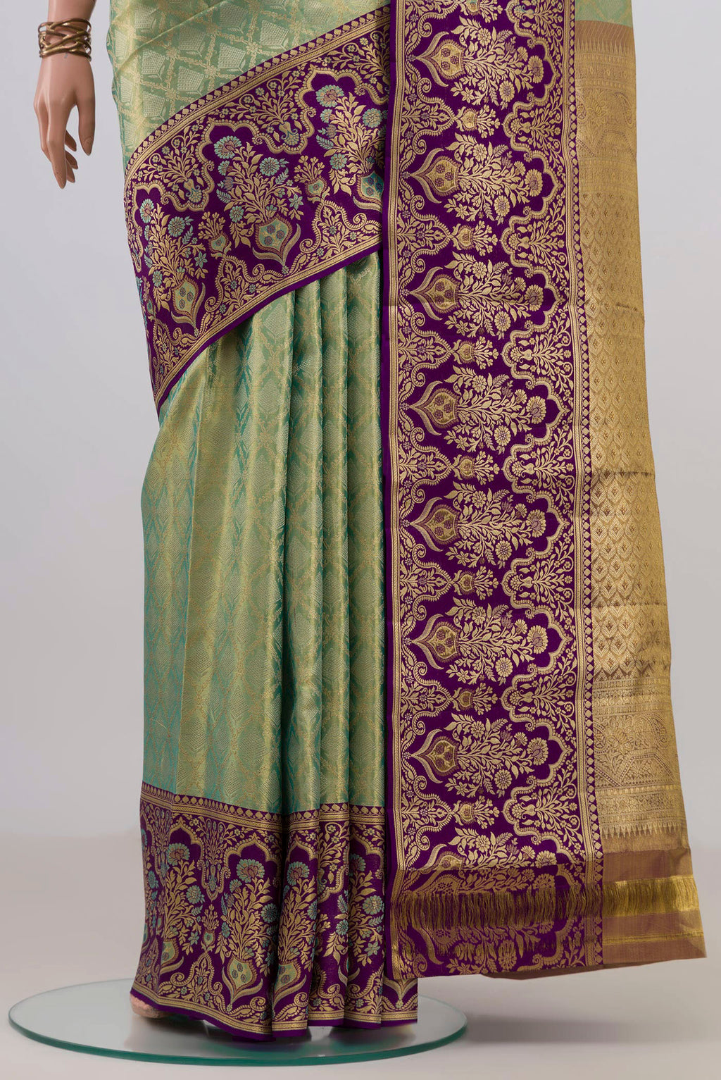 Pleats and pallu of Green Dual Tone Kanjivaram Saree with Zari Brocade on the body and Fancy Border. 