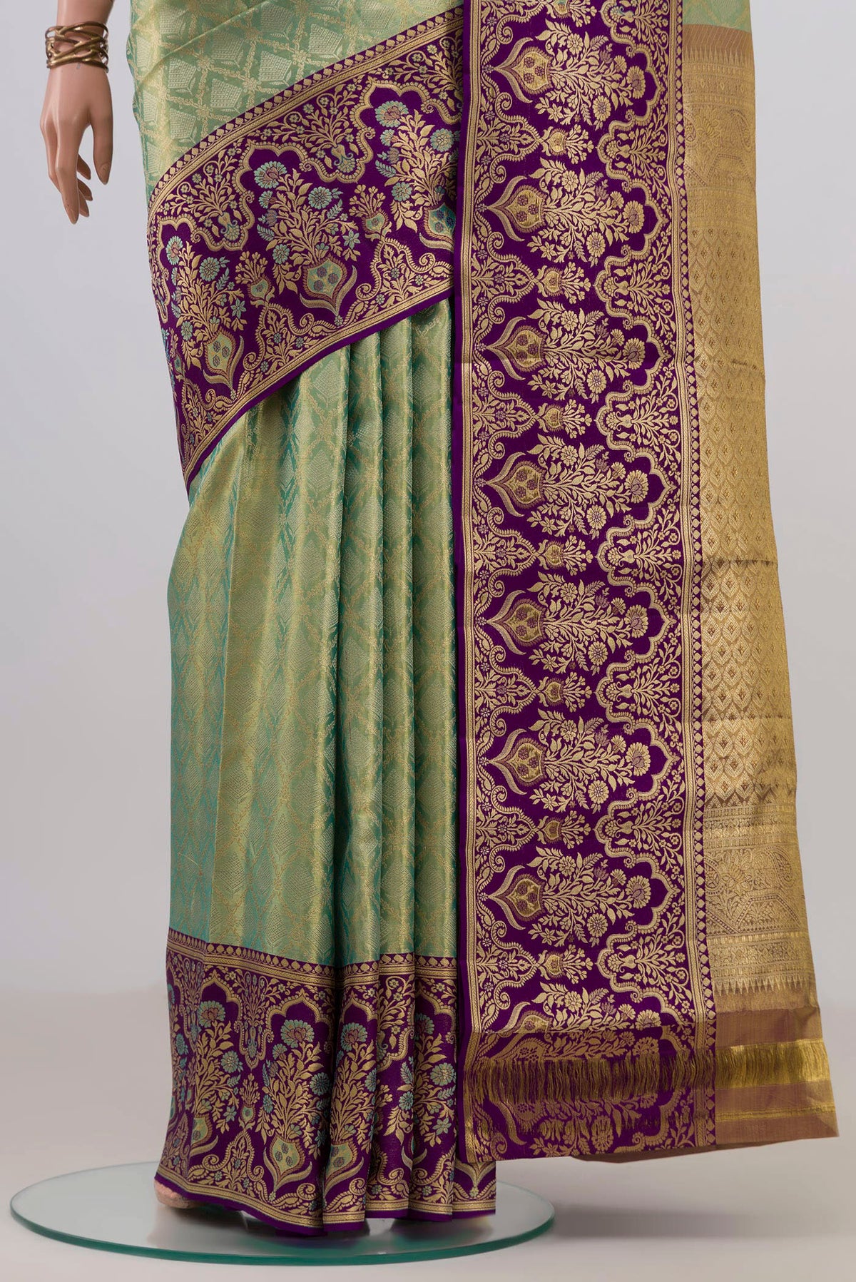 Pleats and pallu of Green Dual Tone Kanjivaram Saree with Zari Brocade on the body and Fancy Border. 