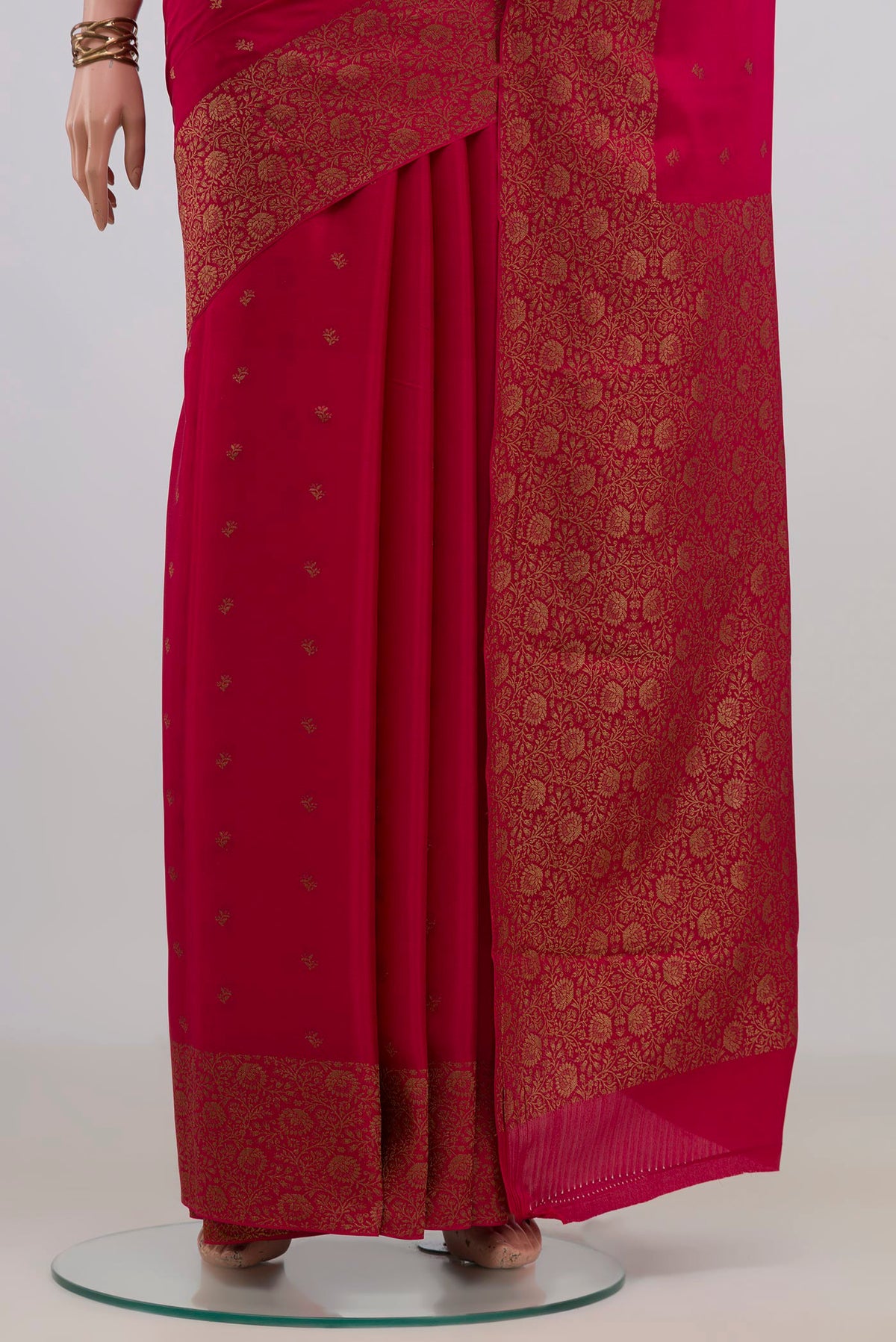 Pleats and pallu of Pink Mysore Crepe Saree with Zari Butta on the body and Fancy Border. 