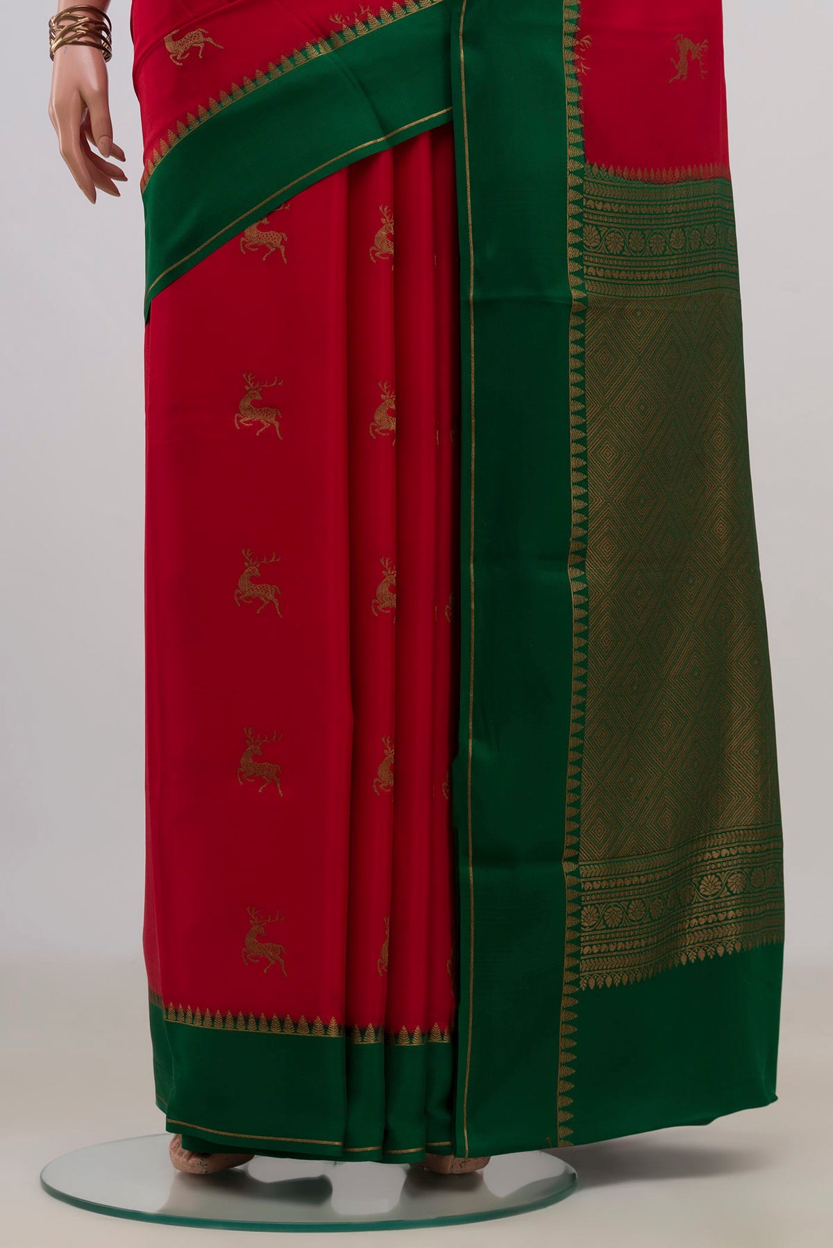 Pleats and pallu of Red Crepe Saree with Zari Butta on the body and Thin Zari Line. 