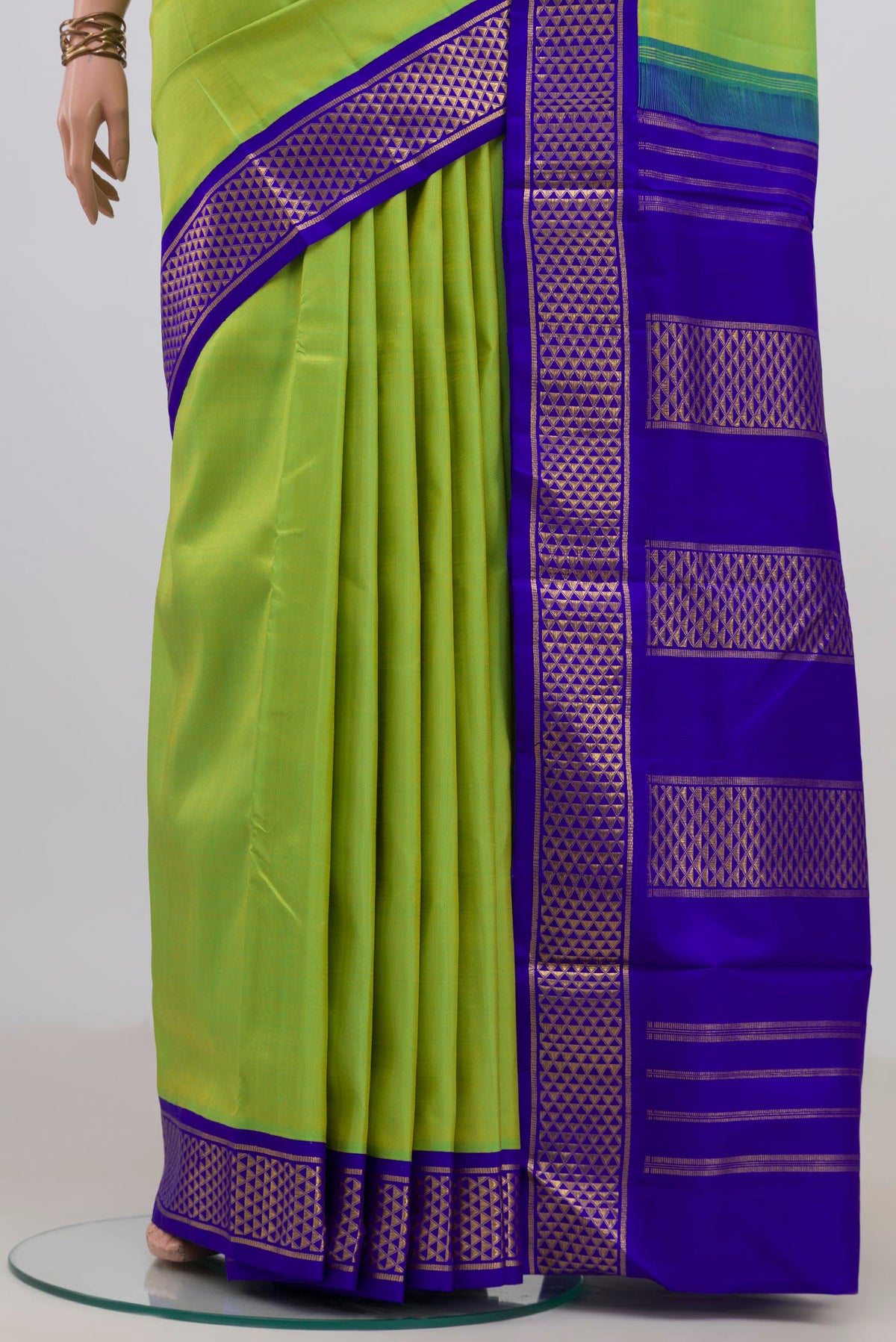 Pleats and pallu of Pure Silk Parrot Green Kanchipuram Nine Yards Saree with Plain Body and Zari Border. 