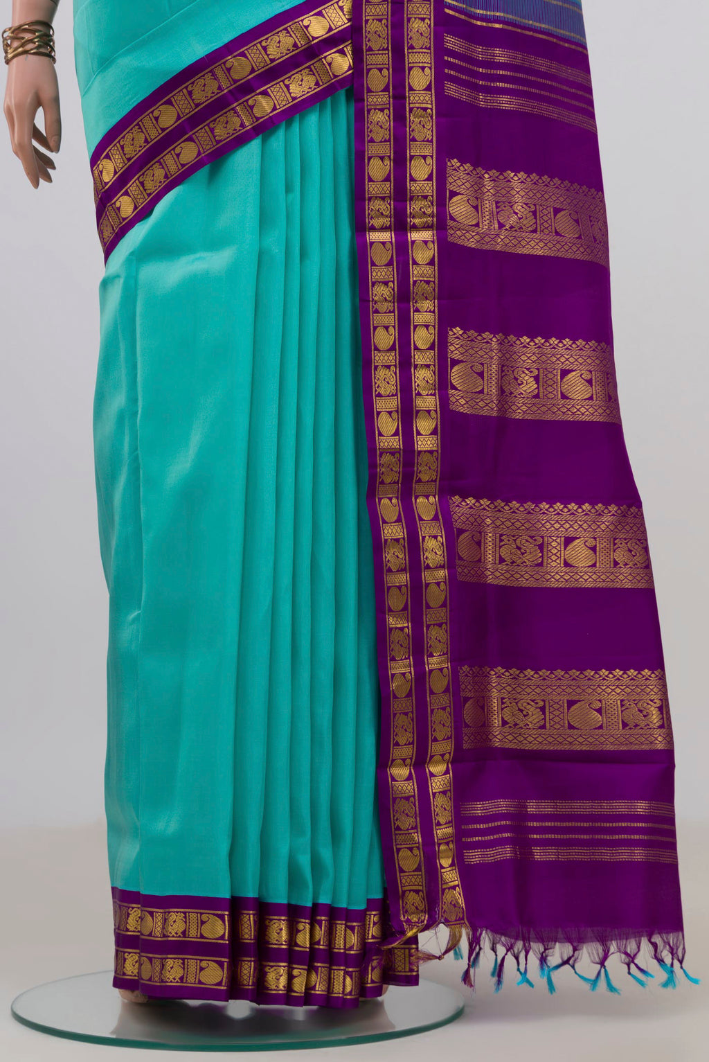 Pleats and pallu of Pure Silk Turquoise Kanjivaram Nine Yards Saree with Plain Body and Zari Border. 