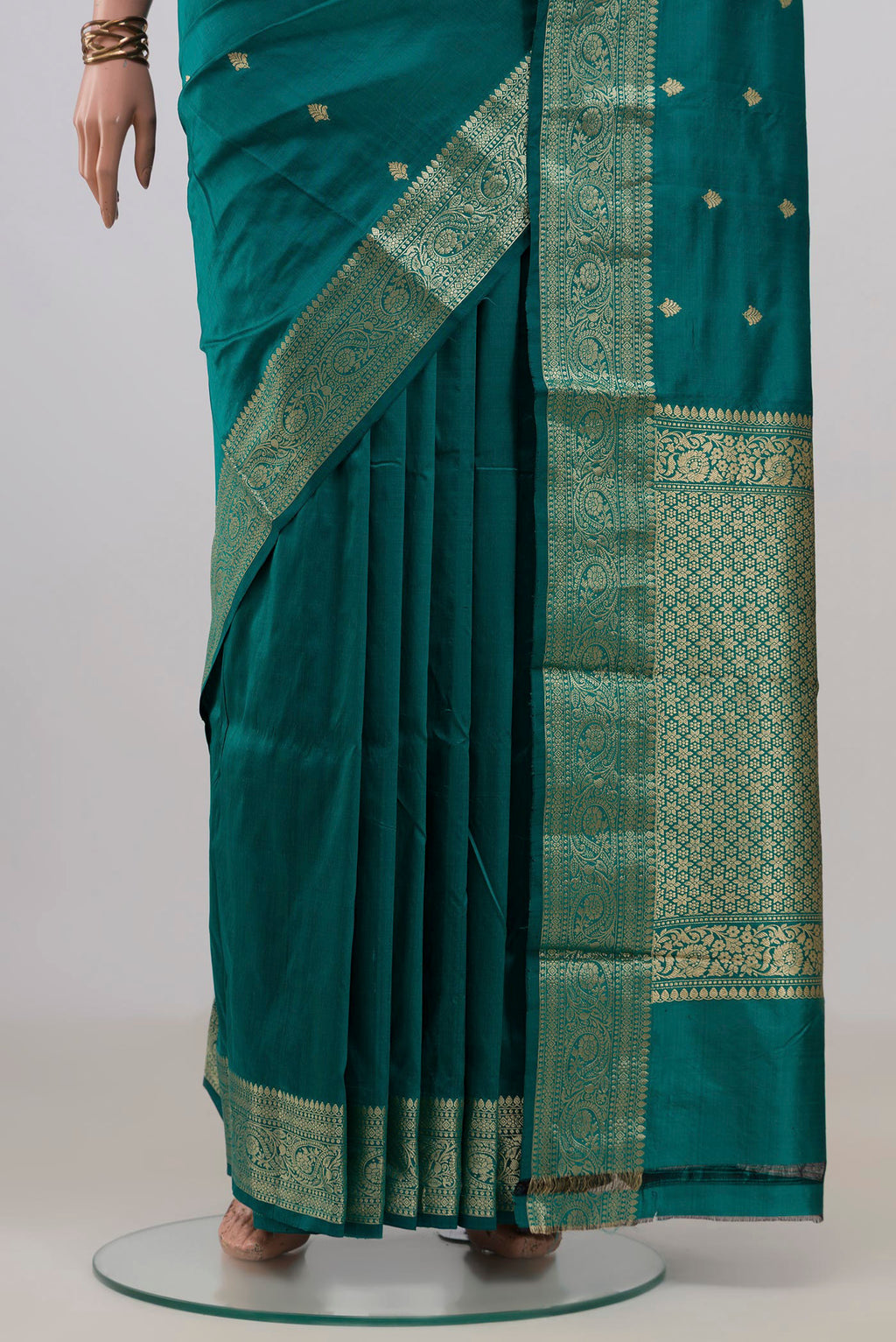 Pleats and pallu of Pure Silk Green Banarasi Katan Saree with Zari Butta on the body and Zari Border. 