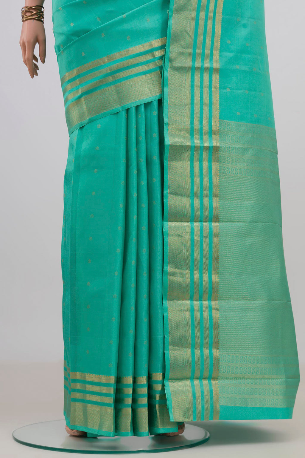 Pleats and pallu of Pure Silk Turquoise Kanchipuram Saree with Zari Butta on the body and Zari Border. 