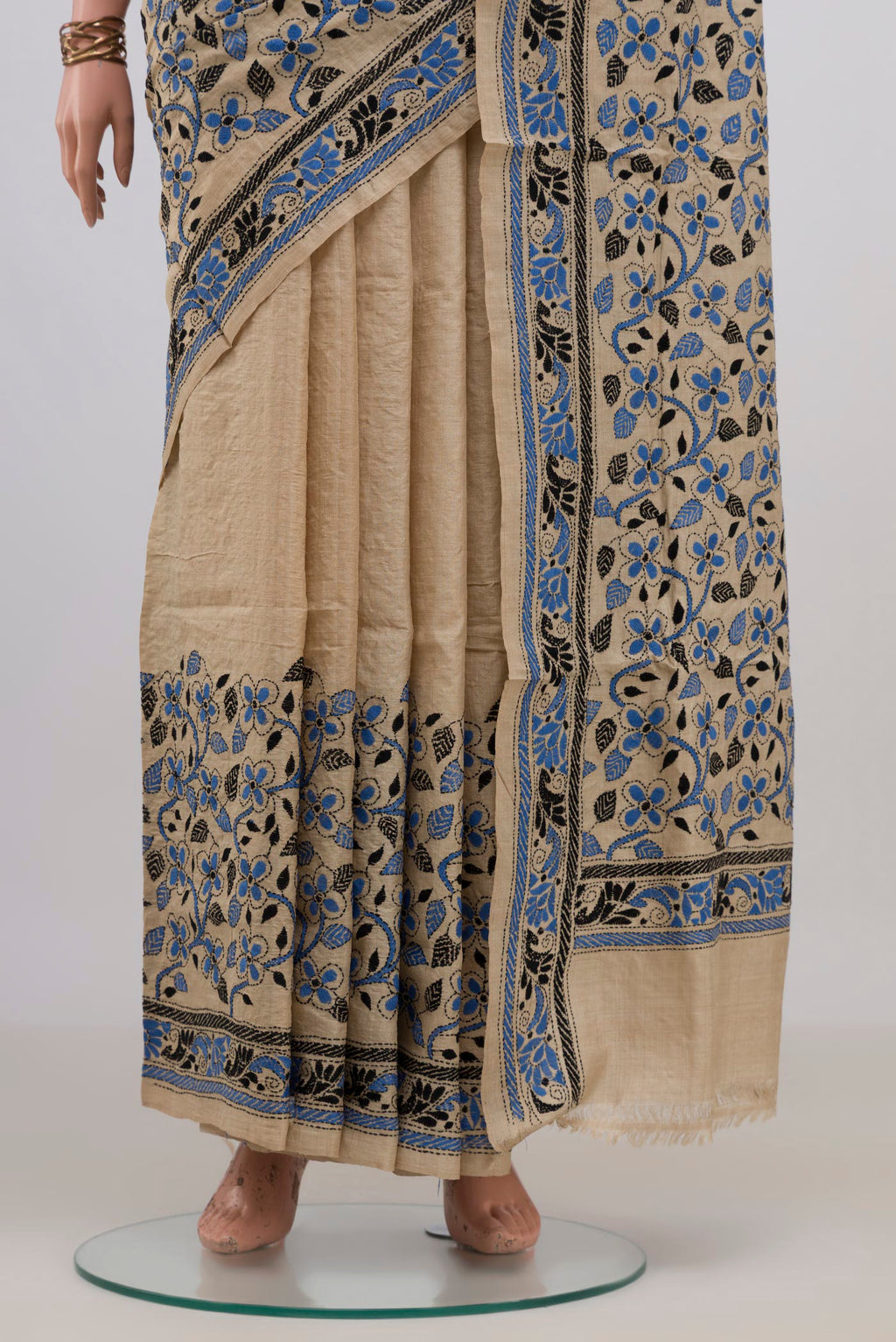 Pleats and pallu of Beige Tussar Saree with Kantha Work on the body and Thread Border. 