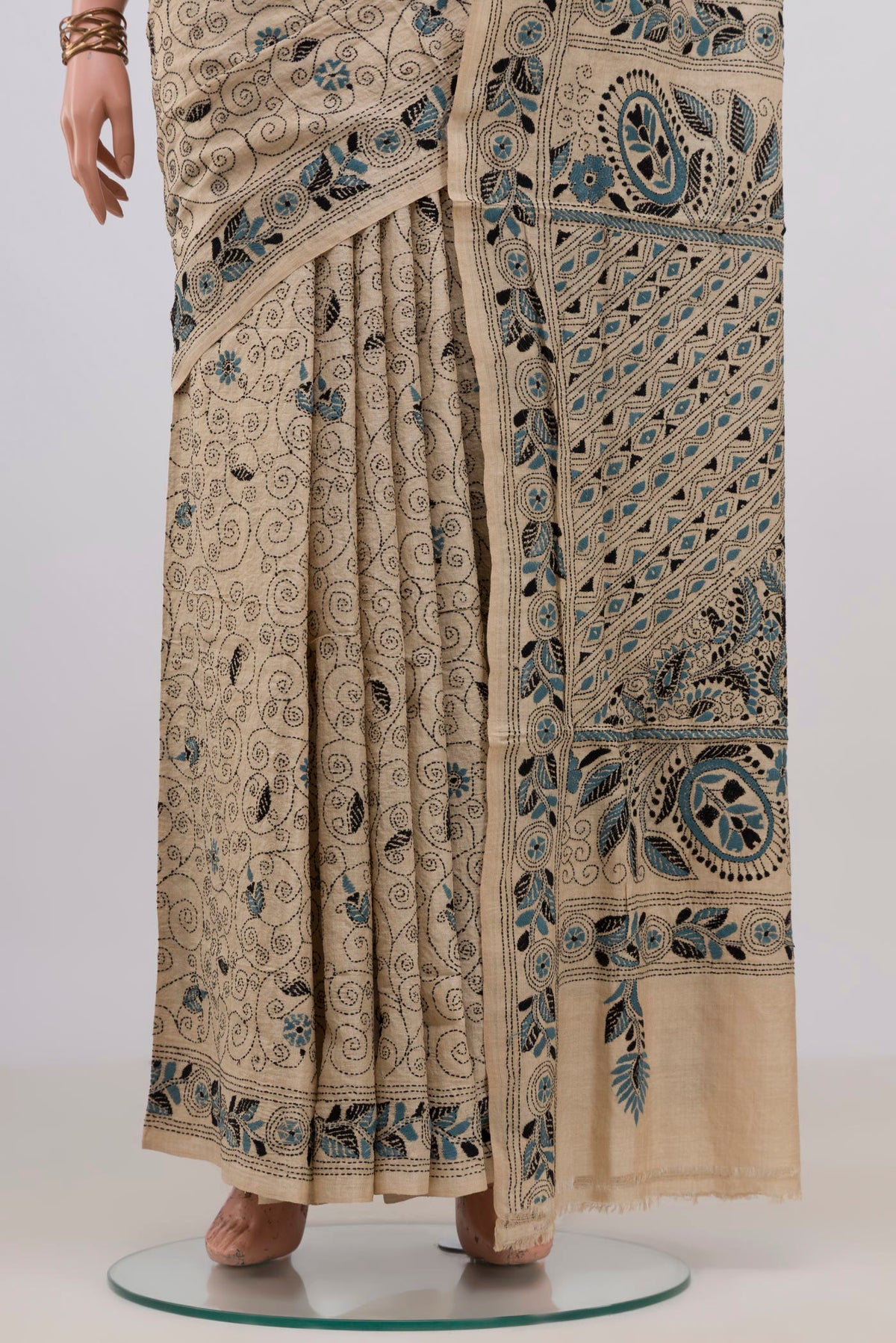 Pleats and pallu of Pure Silk Cream Kantha Saree with Kantha Work on the body and Thread Border. 