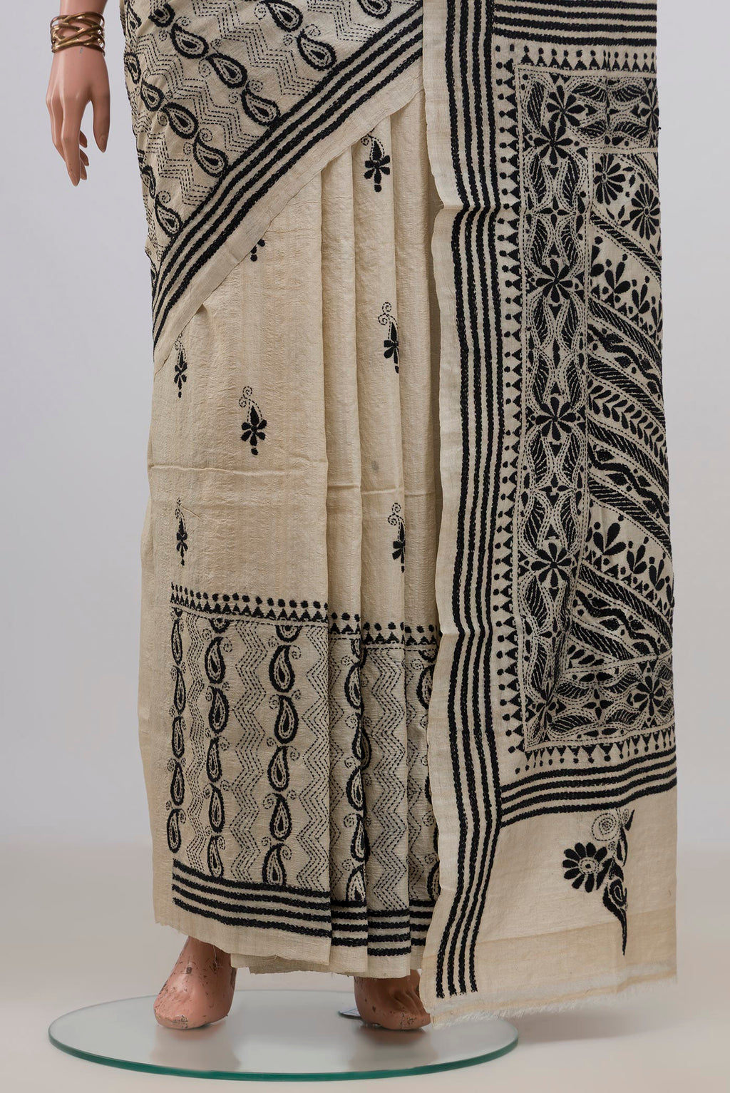 Pleats and pallu of Cream Tussar Saree with Kantha Work on the body and Thread Border. 