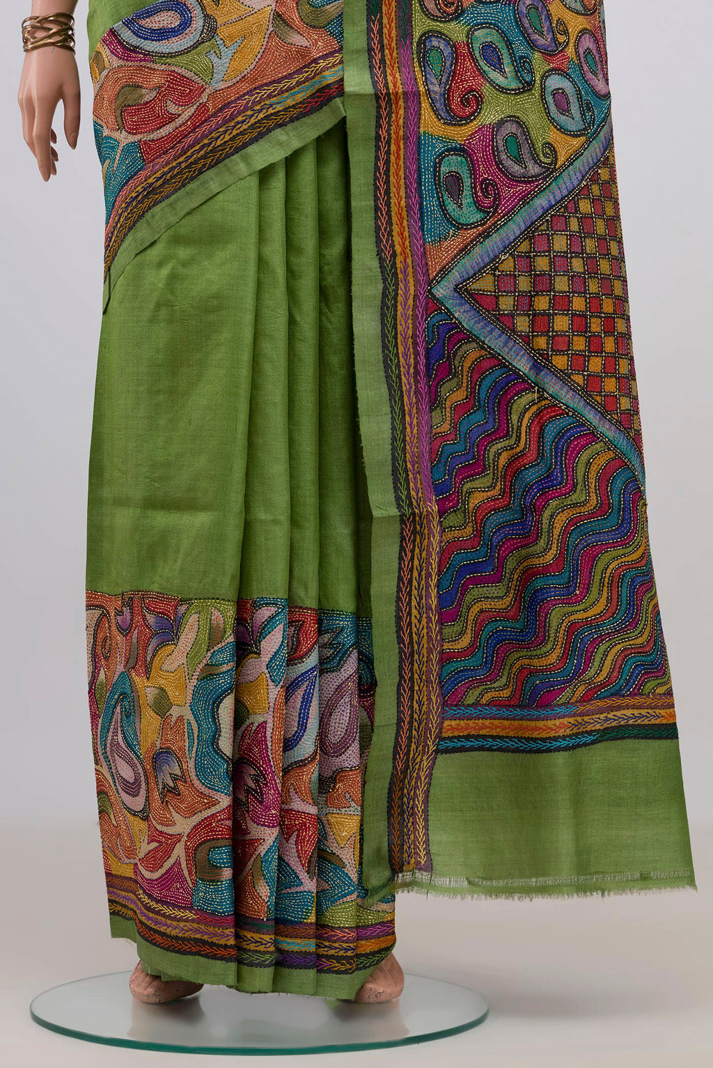 Pleats and pallu of Green Tussar Saree with Kantha Work on the body and Thread Border. 