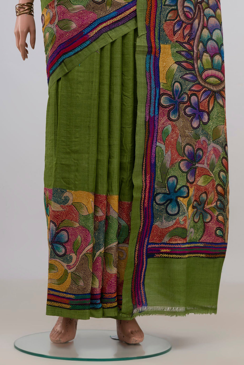 Pleats and pallu of Green Tussar Saree with Plain Body and Thread Border. 