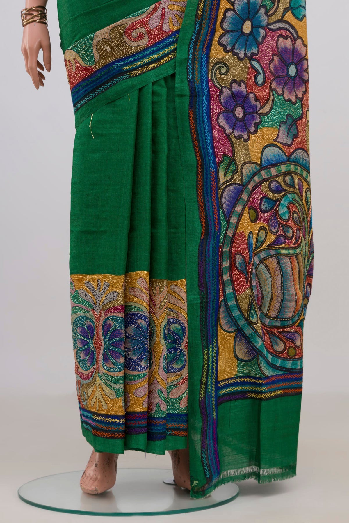 Pleats and pallu of Green Tussar Saree with Plain Body and Embroidery Border. 