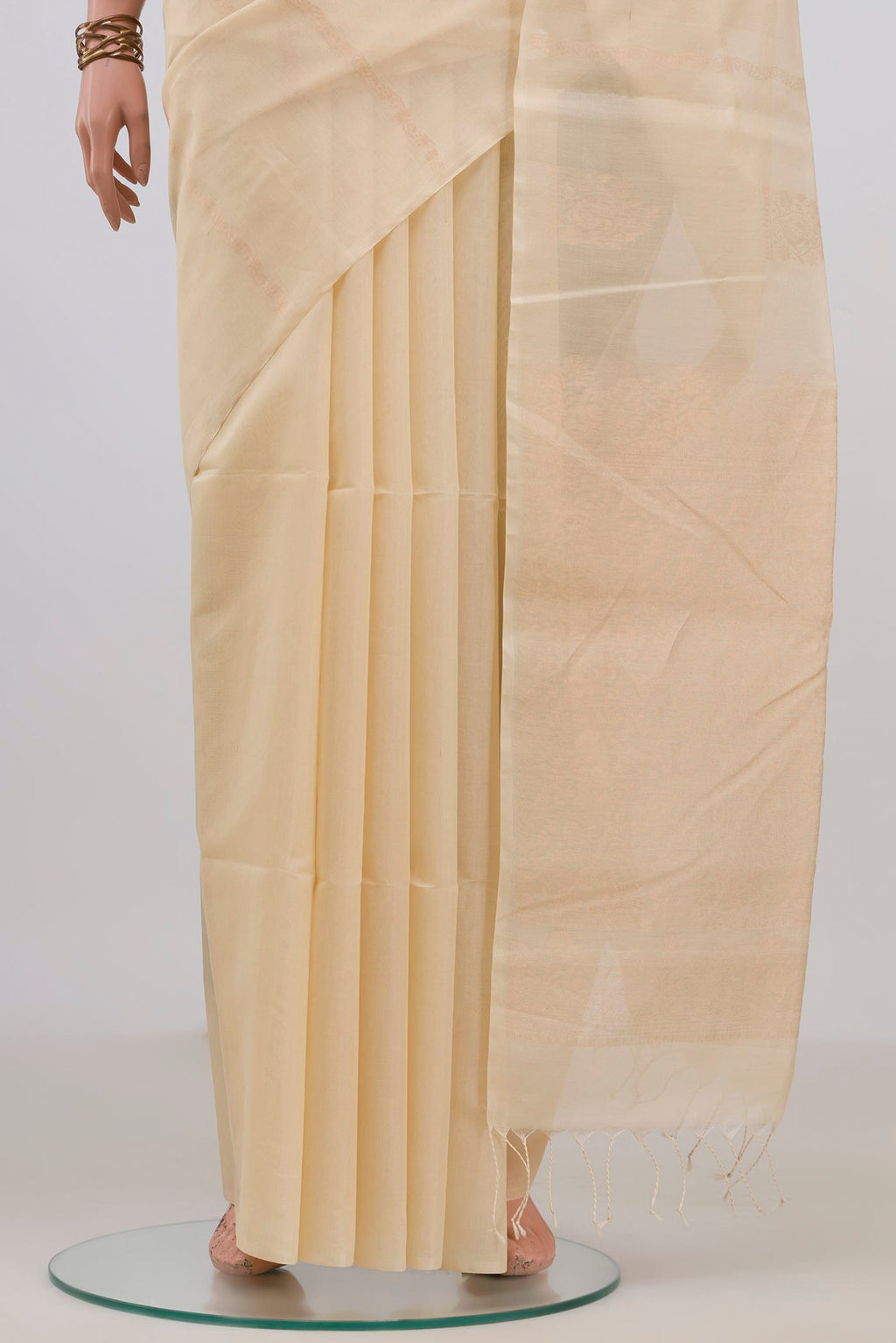 Pleats and pallu of Cream Silk Cotton Saree with Zari Butta on the body and Without Border. 