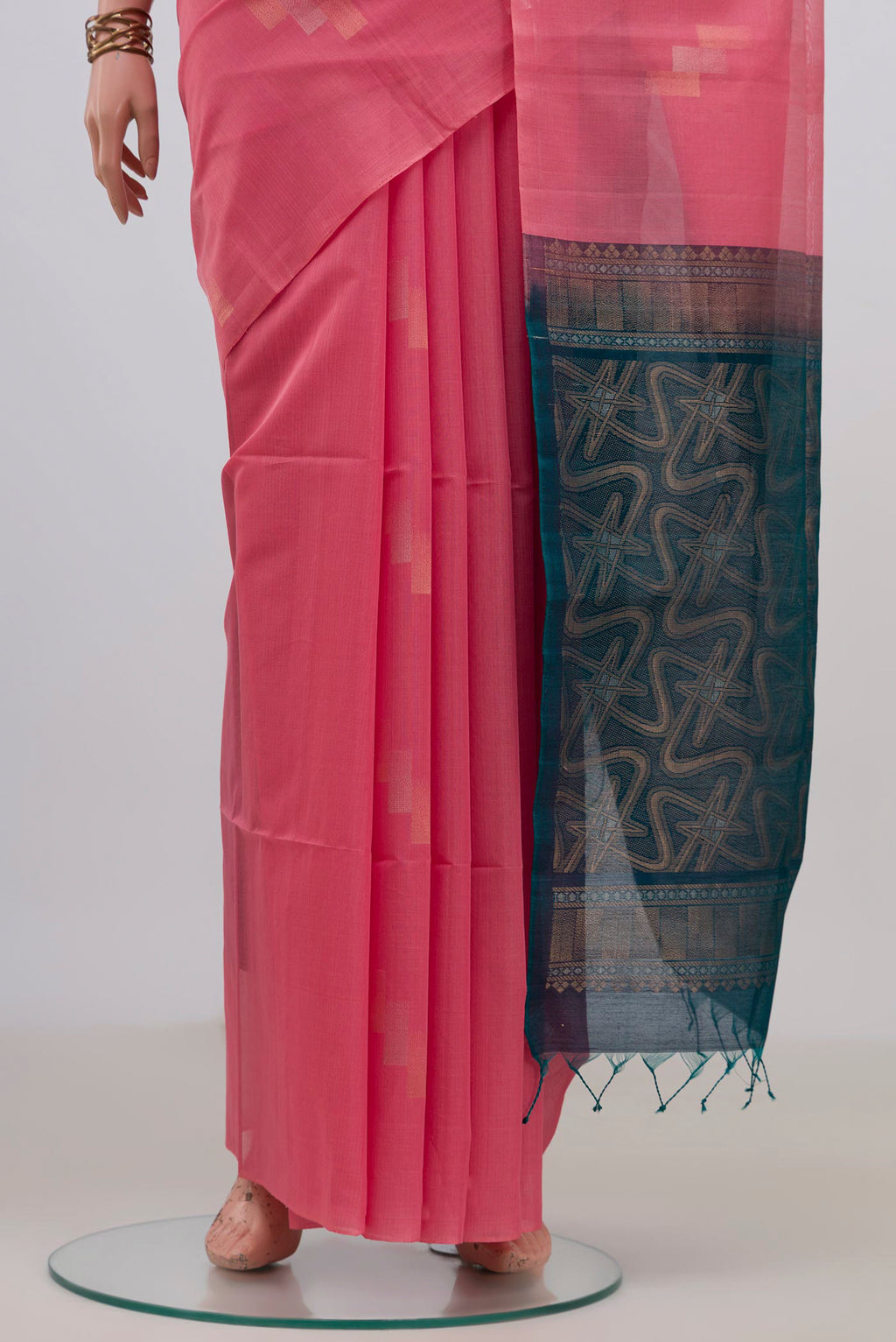 Pleats and pallu of Pink Silk Cotton Saree with Zari Butta on the body and Without Border. 