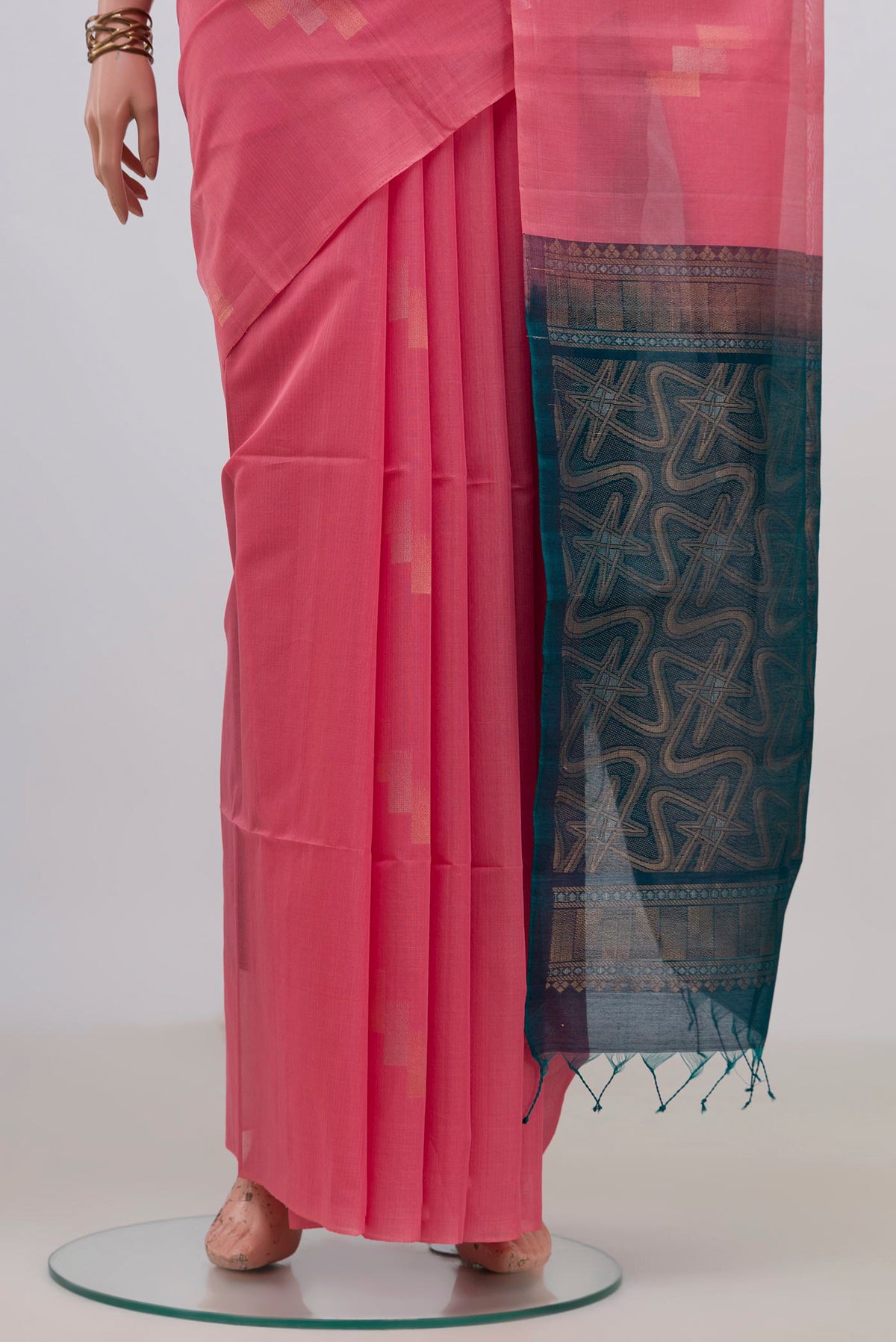 Pleats and pallu of Pink Silk Cotton Saree with Zari Butta on the body and Without Border. 