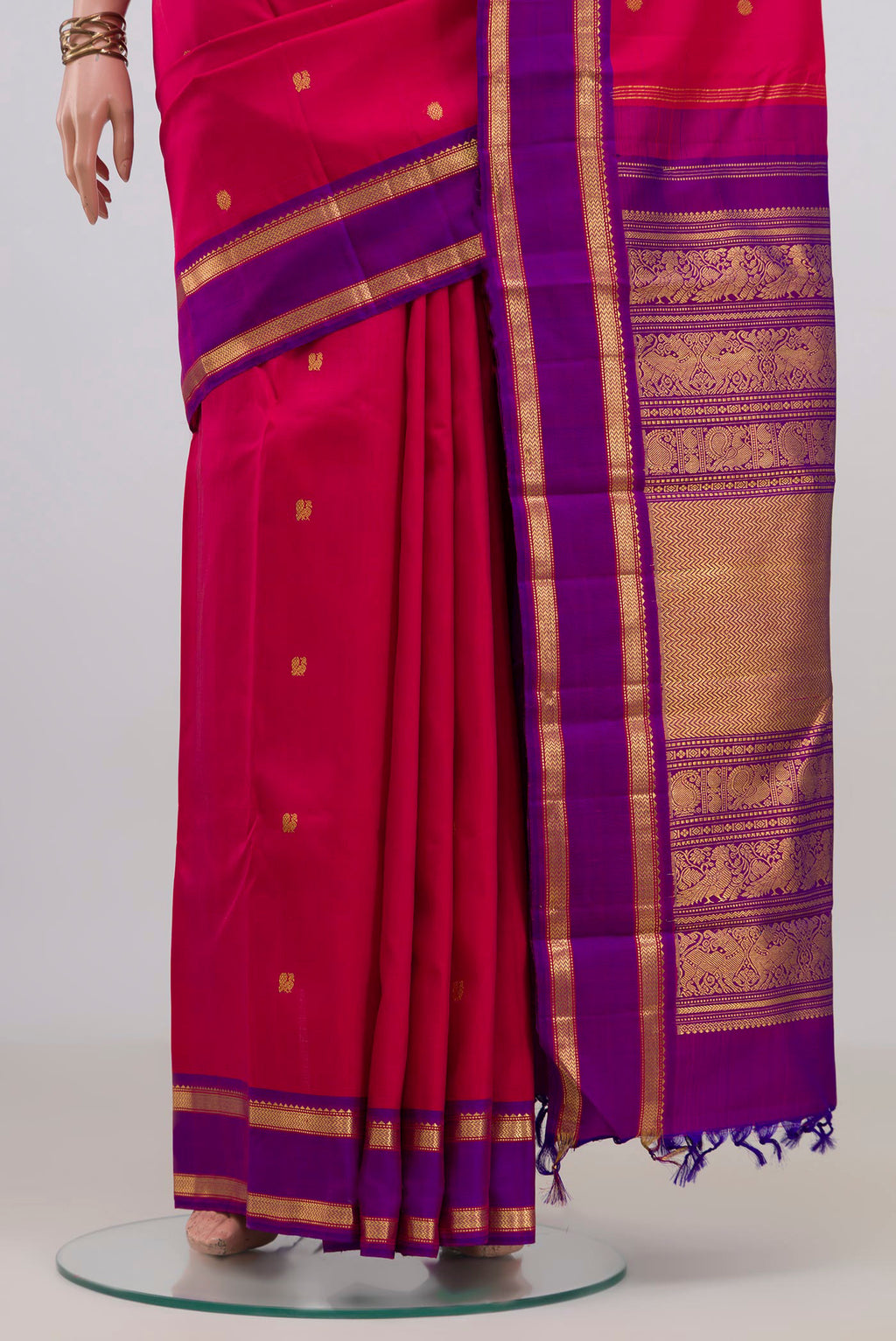 Pleats and pallu of Pure Silk Pink Kanjivaram Saree with Zari Butta on the body and Zari Border. 