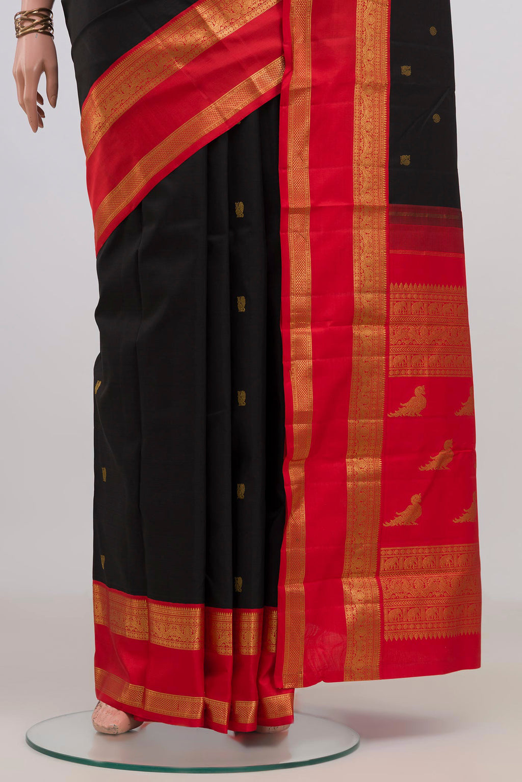 Pleats and pallu of Pure Silk Black Kanjivaram Saree with Zari Butta on the body and Ganga Jamuna Border. 