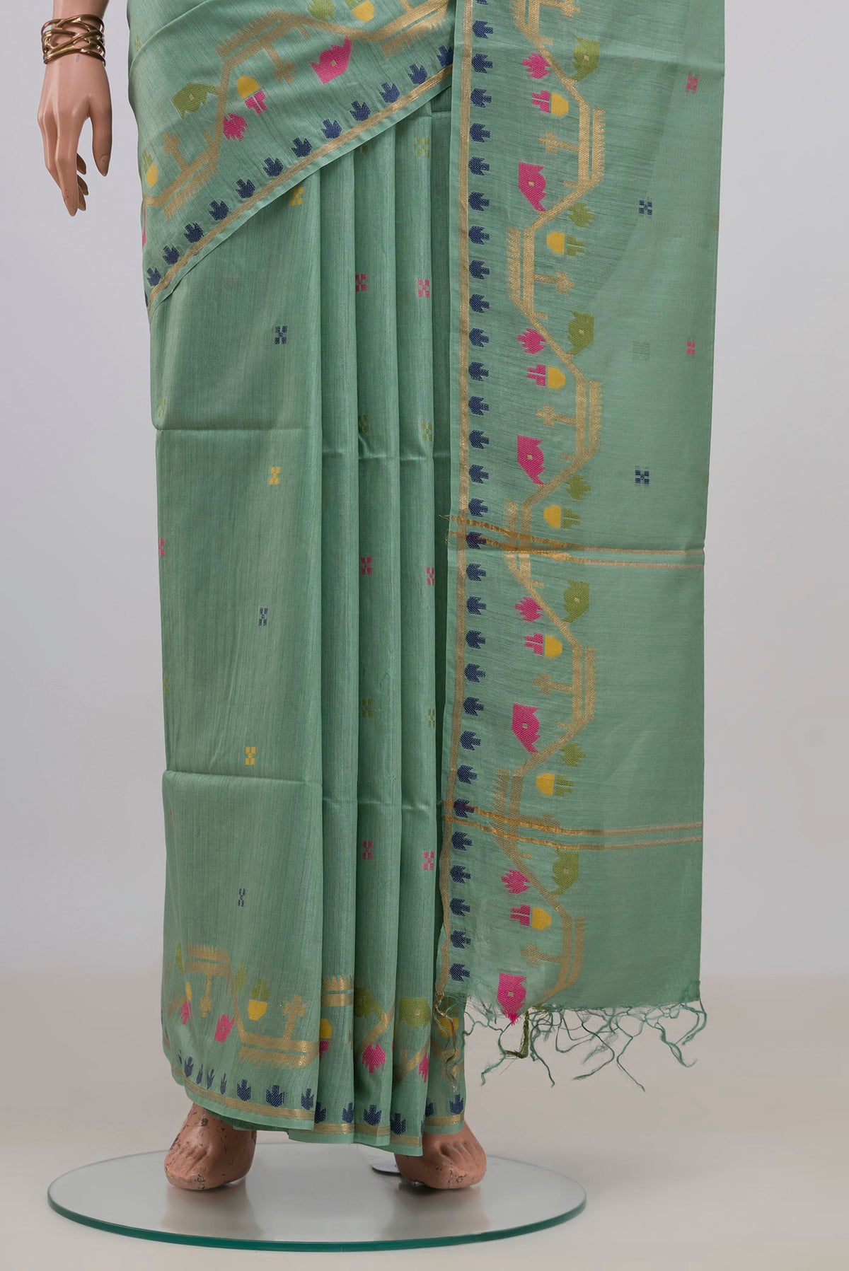 Pleats and pallu of Light Green Tussar Saree with Thread Butta on the body and Thread Border. 