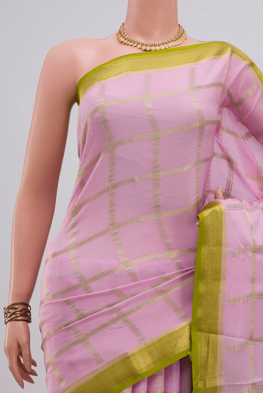 Border image of Pink Crepe Saree with Checked design on the body and Zari Border. 