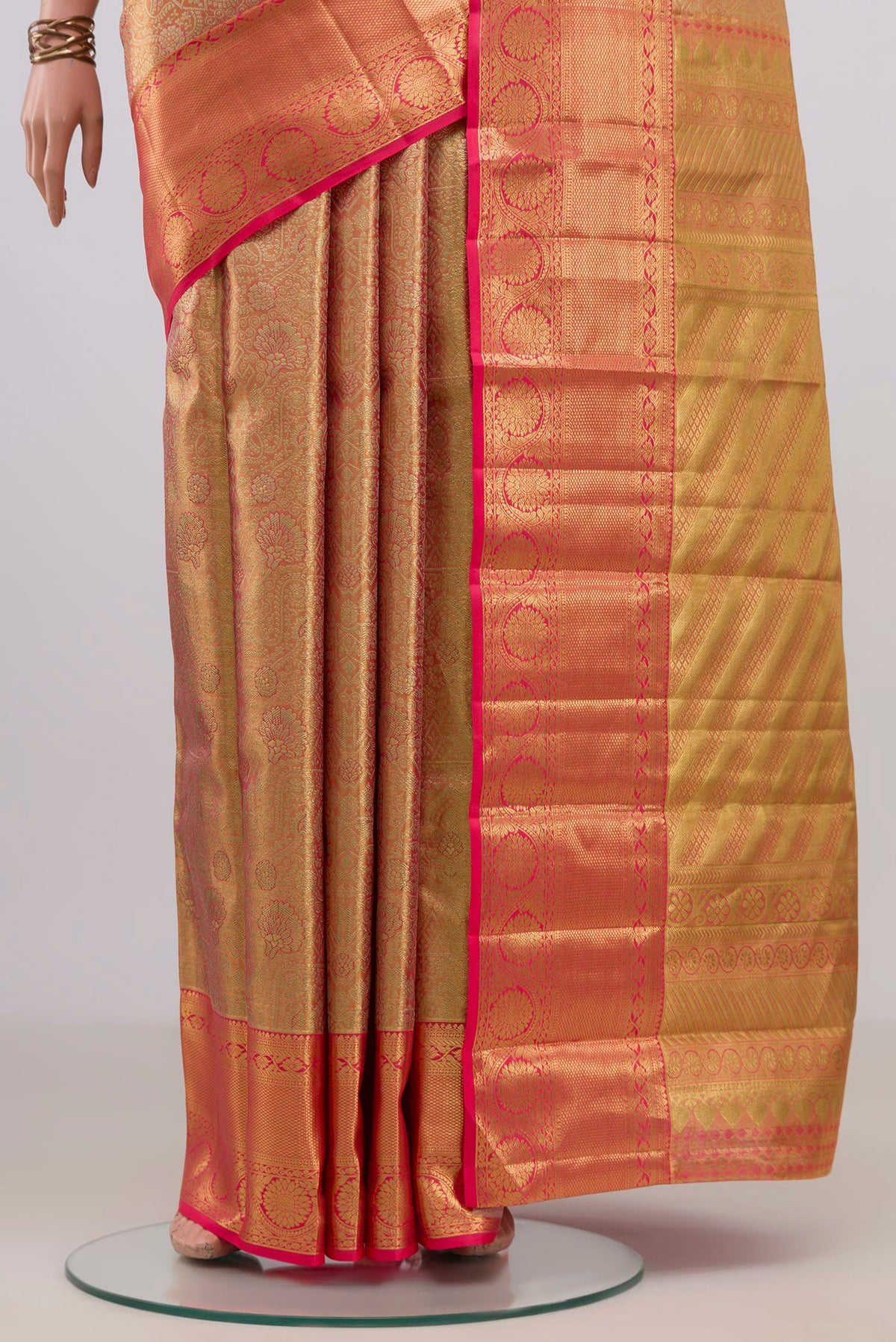 Pleats and pallu of Golden Dual Tone Kanchipuram Saree with Zari Brocade on the body and Zari Border. 