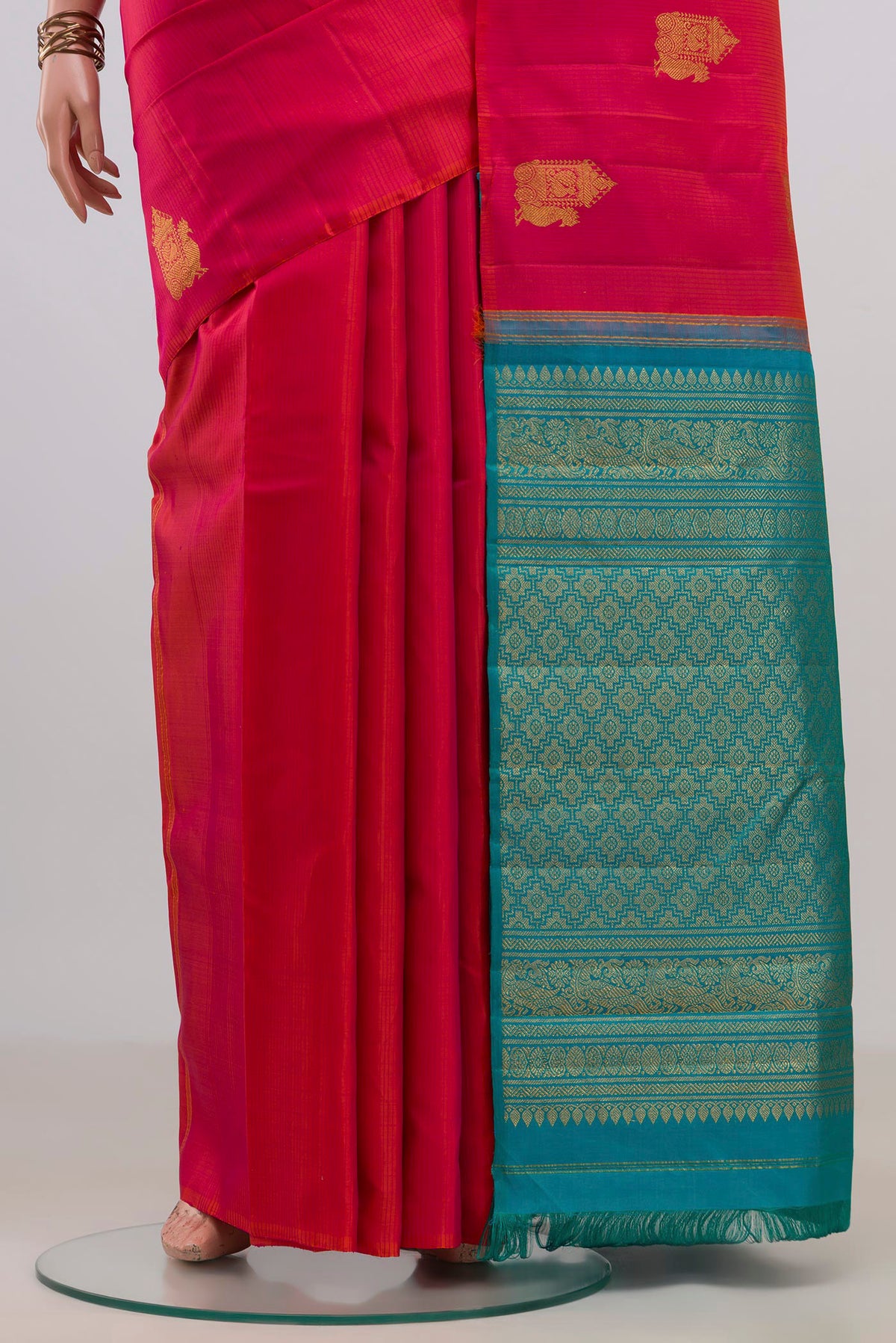 Pleats and pallu of Pure Silk Pink Kanchipuram Saree with Zari Butta on the body and Without Border. 