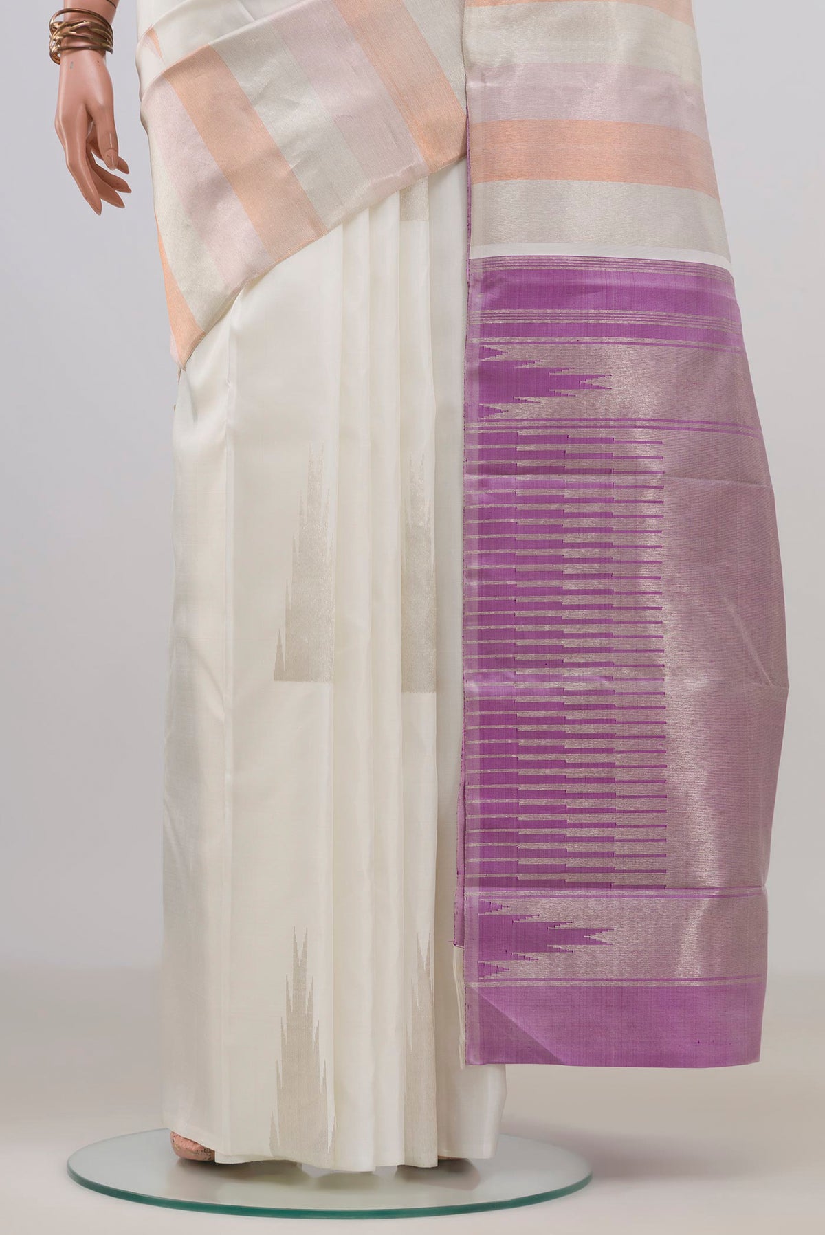 Pleats and pallu of Pure Silk White Kanchipuram Saree with Fancy on the body and Rising Temple Border. 