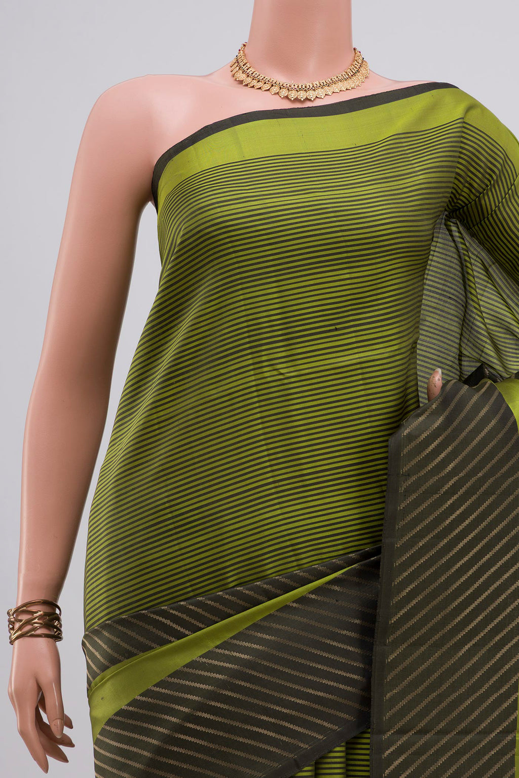 Border image of Pure Silk Green Soft Saree with Fancy on the body and Without Border. 