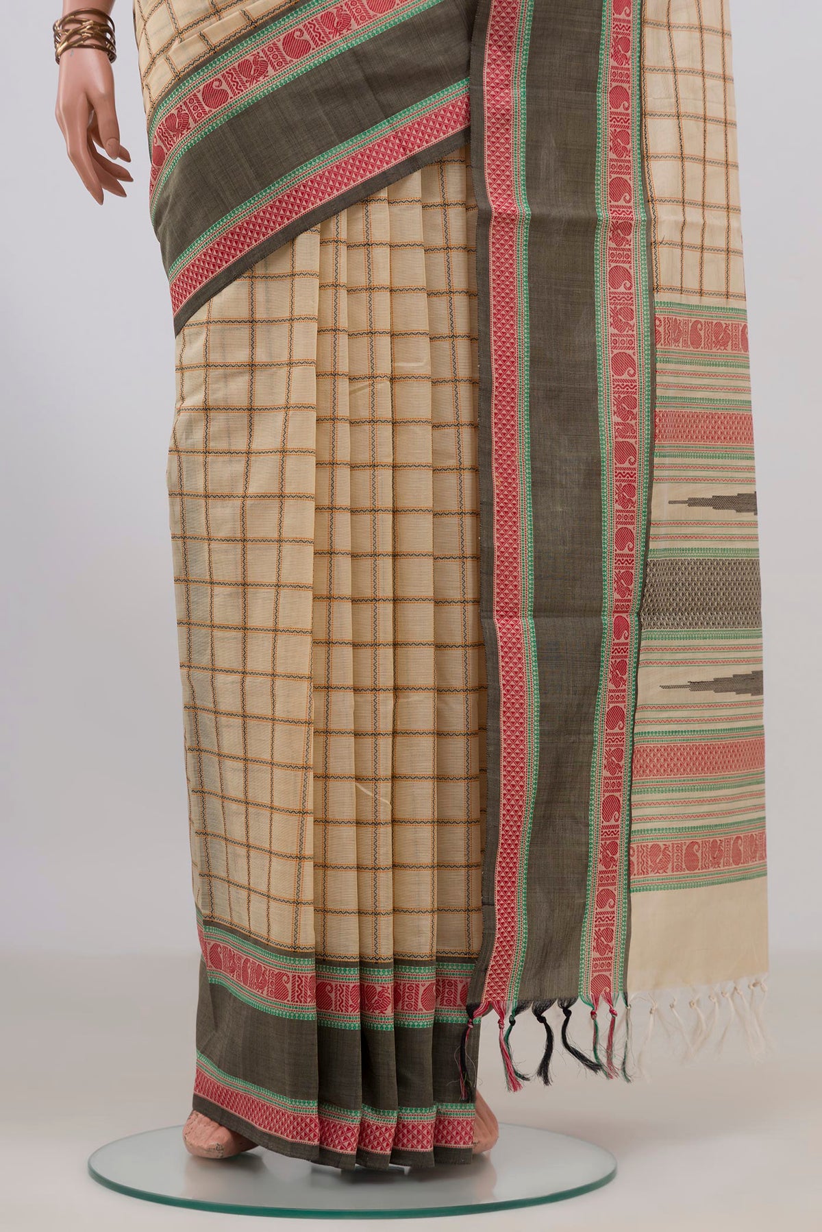 Pleats and pallu of Cream Silk Cotton Saree with Checked design on the body and Thread Border. 
