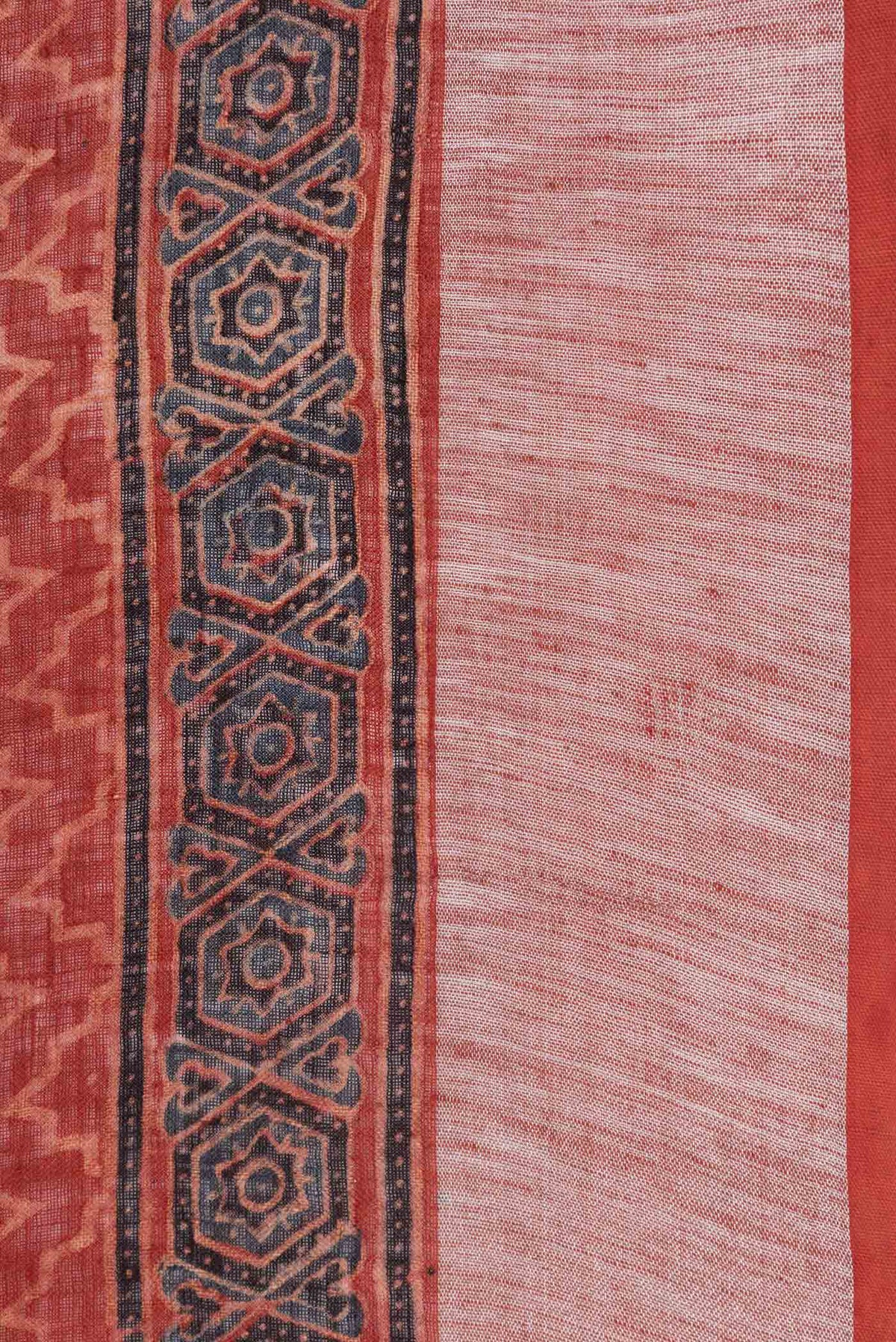 Border image of Red Dual Tone Linen Saree with Printed design on the body and Zari Border