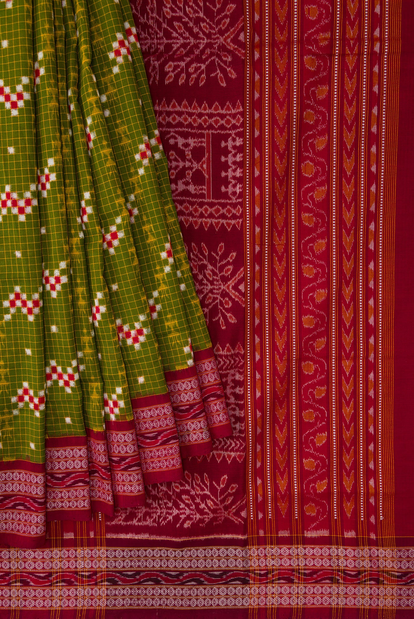 Pleats and pallu of Green Dual Tone Double Ikat Saree with Ikat Print on the body and Thread Border. 