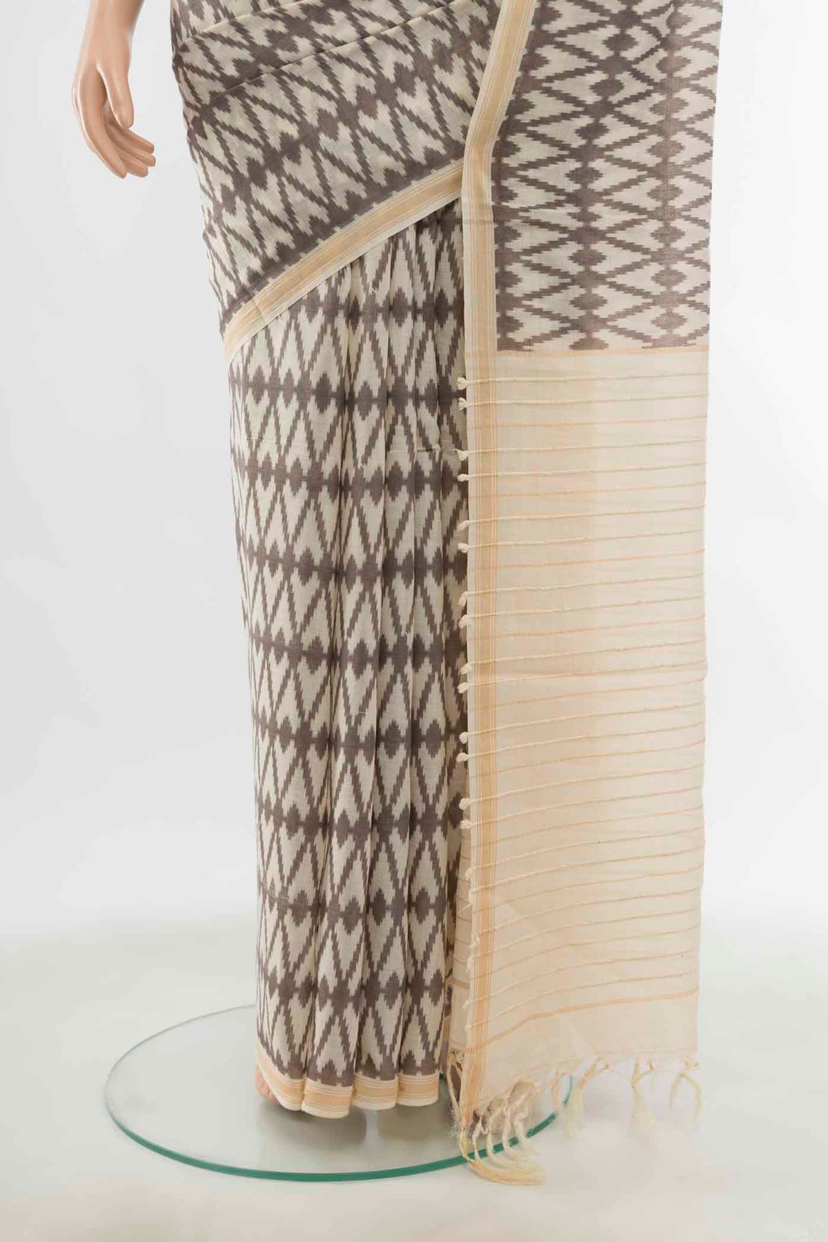 Pleats and pallu of Cream Maheshwari Silk Cotton Saree with Floral Print on the body and Silk Border