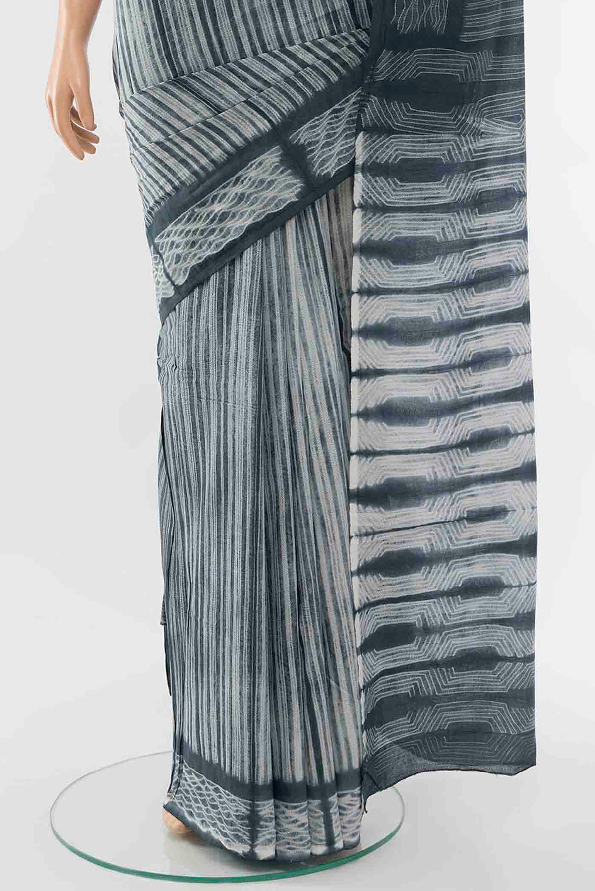 Pleats and pallu of Grey Maheshwari Silk Cotton Saree with Thread Butta on the body and Thread Border