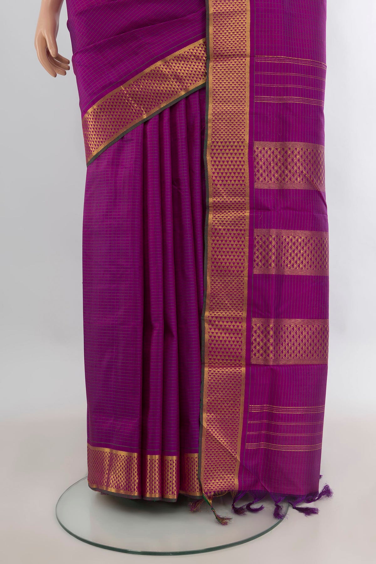 Pleats and pallu of Pure Silk Magenta Kanjivaram Nine Yards Saree with Plain Body and Zari Border. 