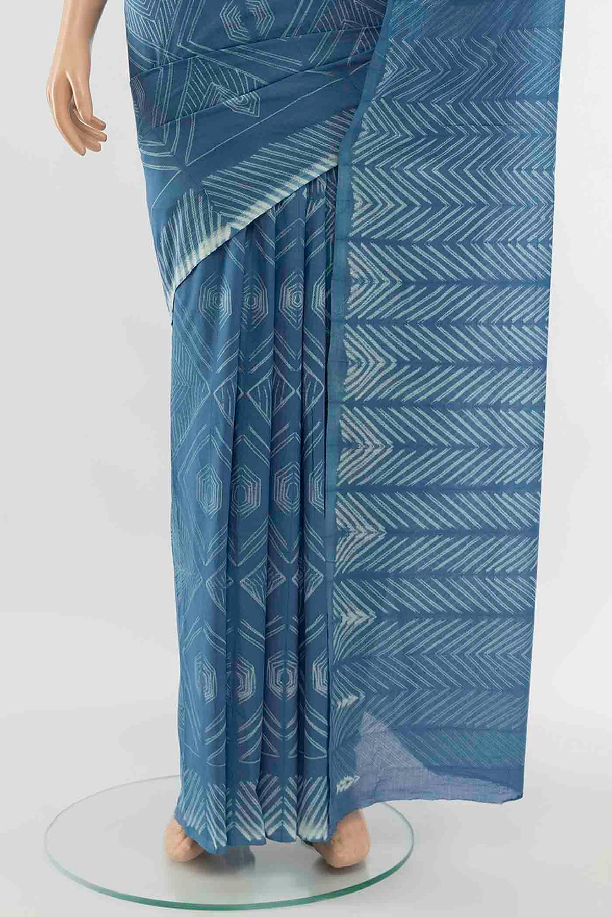 Pleats and pallu of Blue Maheshwari Silk Cotton Saree with Printed design on the body and Printed Border