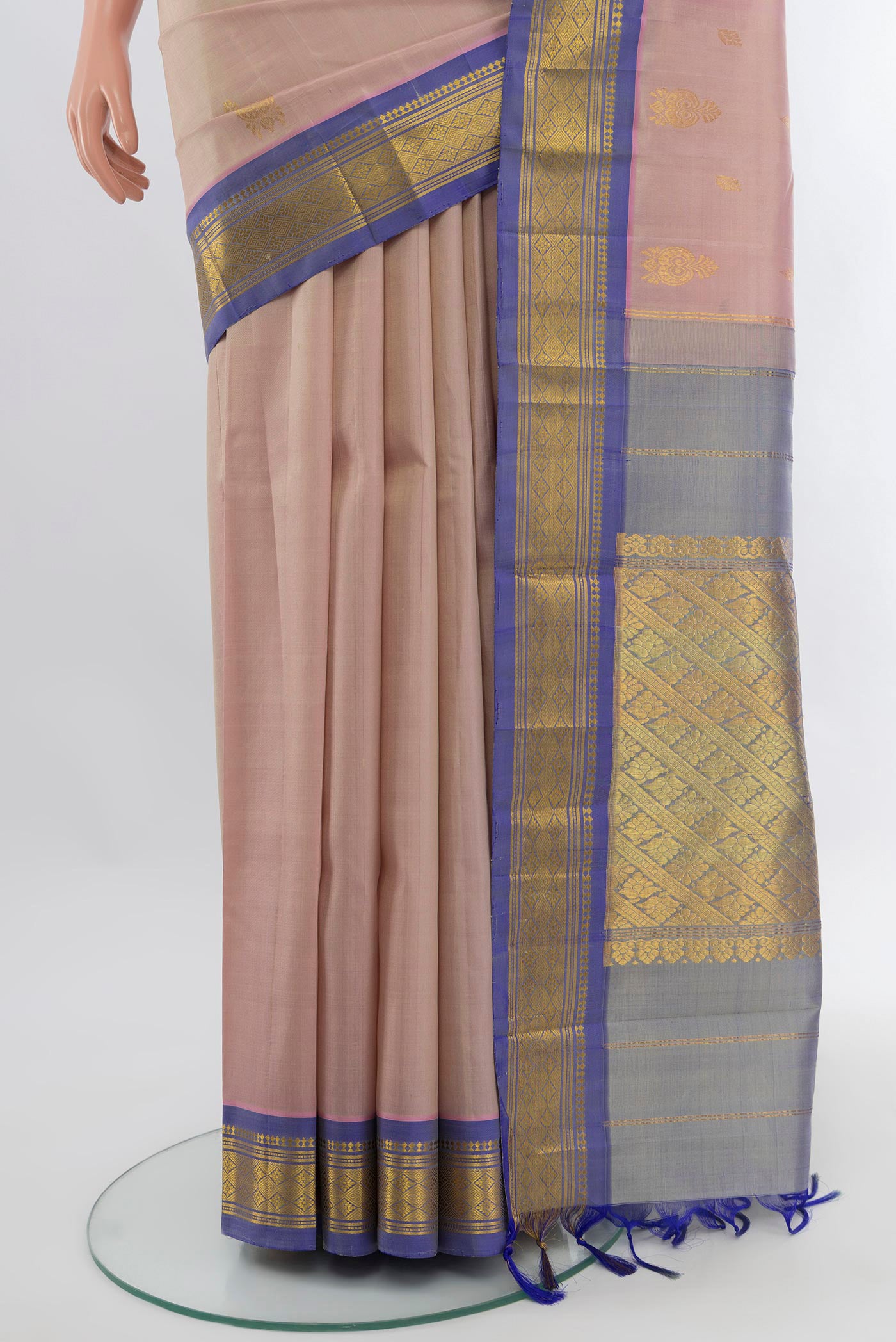 Pleats and pallu of Rose pink Kanchipuram Silk Saree with Zari Butta on the body and One Side Border. 