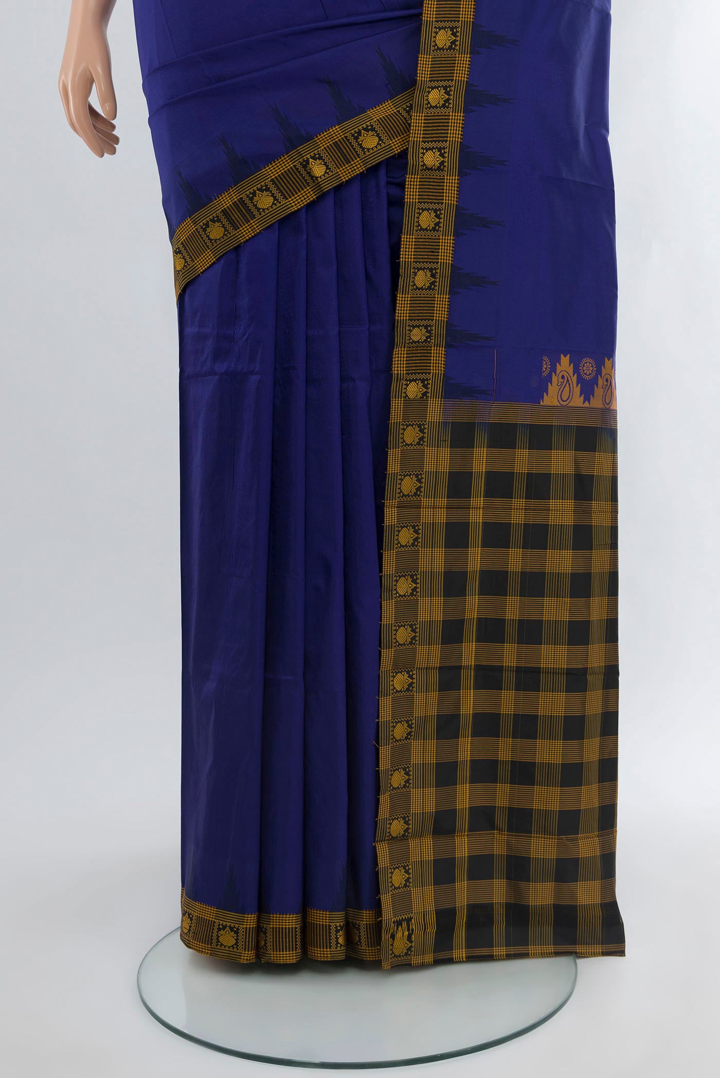 Pleats and pallu of Dark Blue Bangalore Silk - kadyal Saree with Plain Body and Thread Border. 