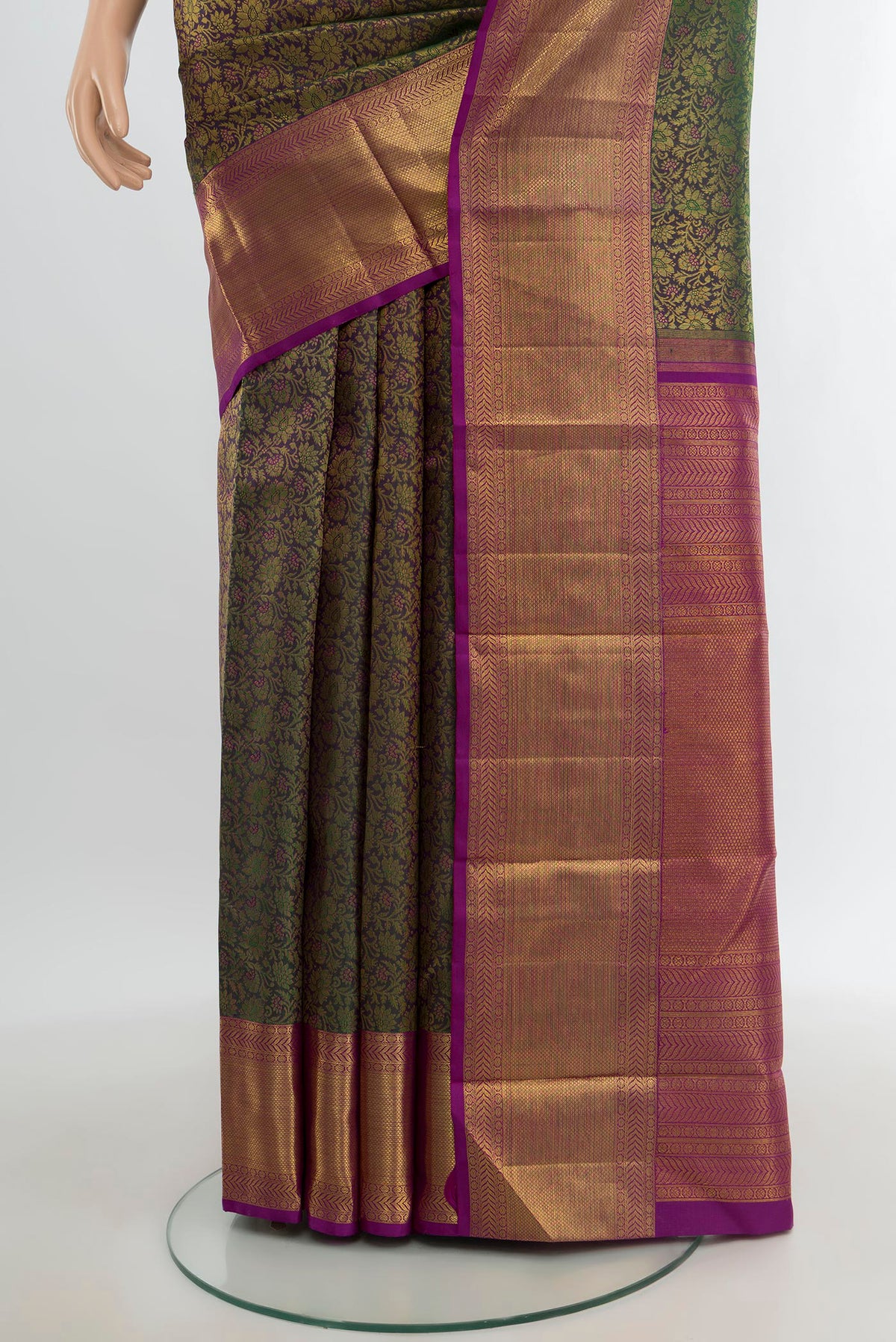 Pleats and pallu of Green with Purple Color Kanchipuram Silk Saree with Zari Brocade on the body and Zari Border. 