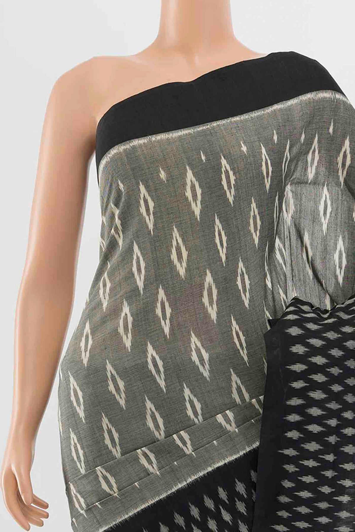 Border image of Grey Pochampally Cotton Saree with Pure Ikat on the body and Plain Border