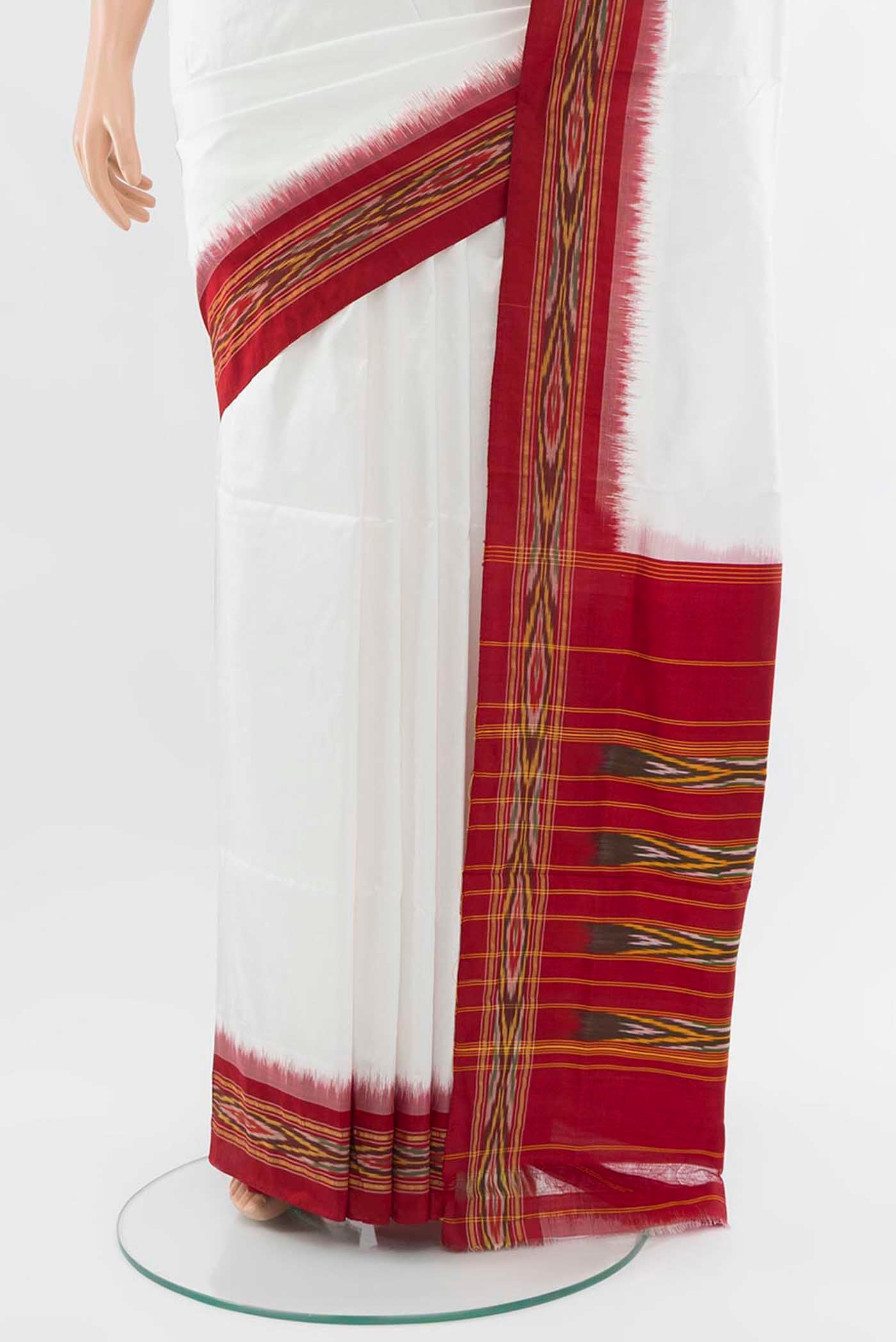 Pleats and pallu of White Pochampally Saree with Plain Body and Ikat Border